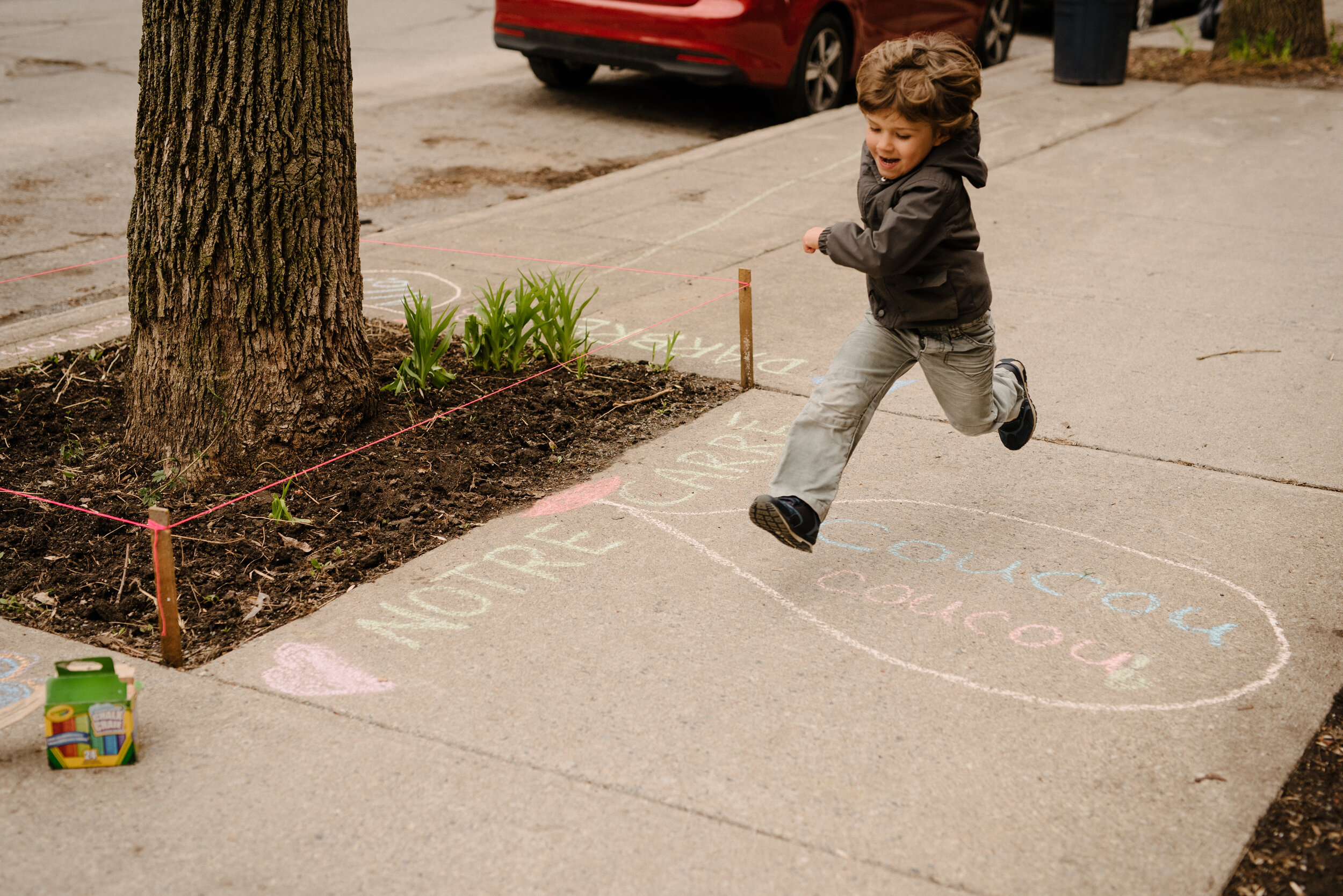 20200504_photo-enfant-et-dessins-a-la-craie-autour-du-carre-d-arbre-photographe-documentaire-famille-lifestyle-a-montreal-006.jpg