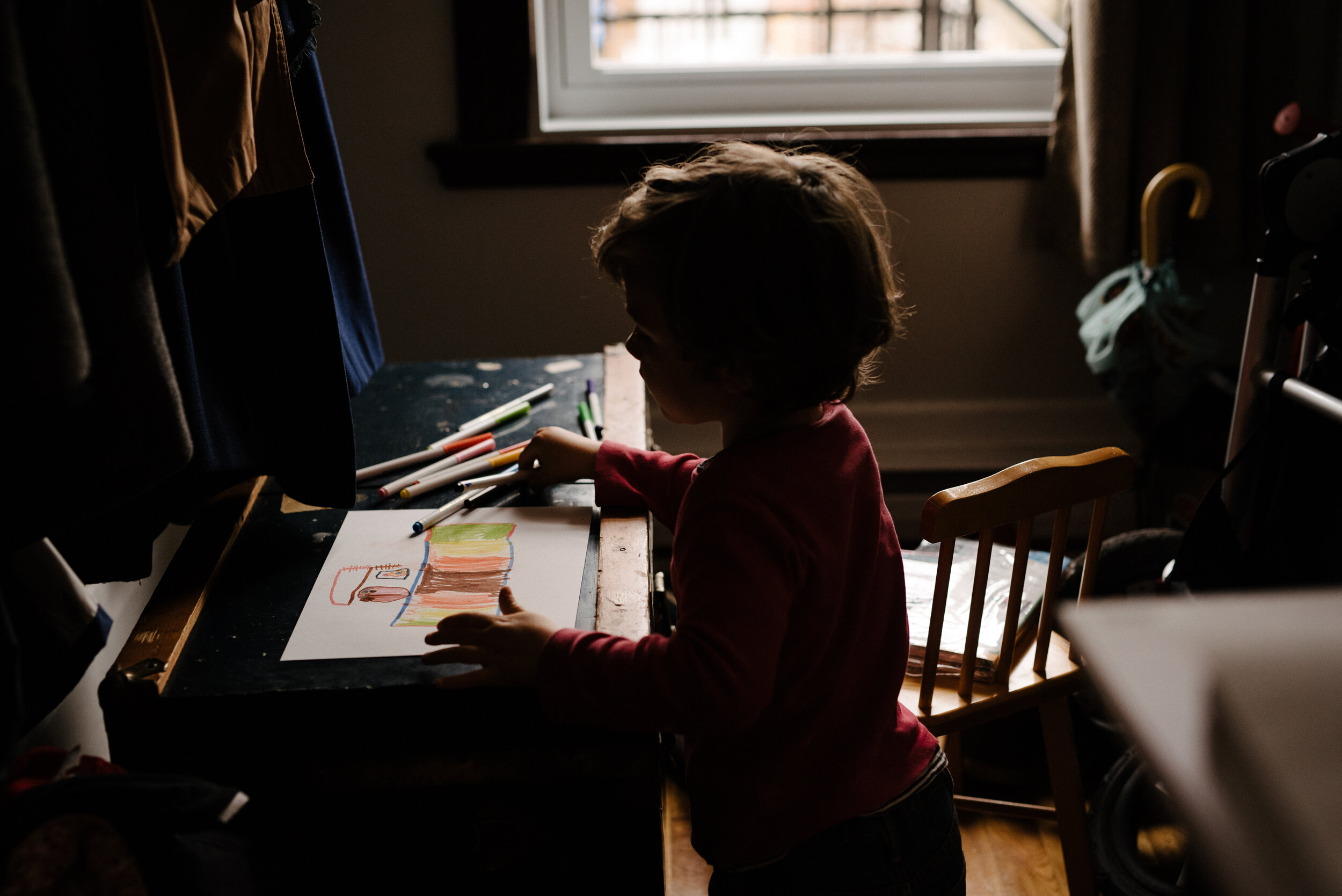 20200506_photo-enfant-qui-fait-un-dessin-installe-sur-un-coffre-photographe-documentaire-famille-lifestyle-a-montreal-011.jpg