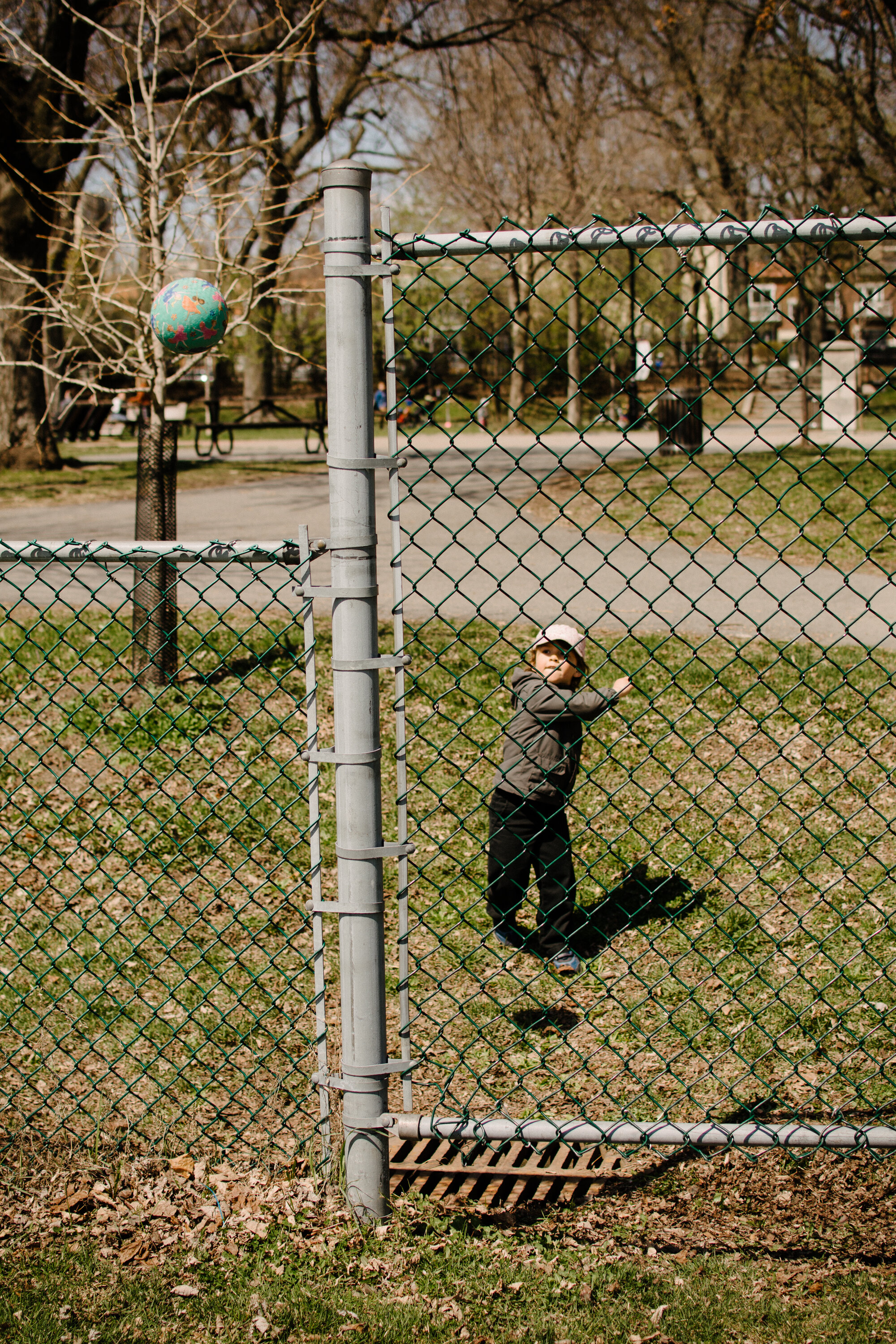 20200507_photo-enfant-qui-lance-un-ballon-par-dessus-une-cloture-photographe-documentaire-famille-lifestyle-a-montreal-001.jpg
