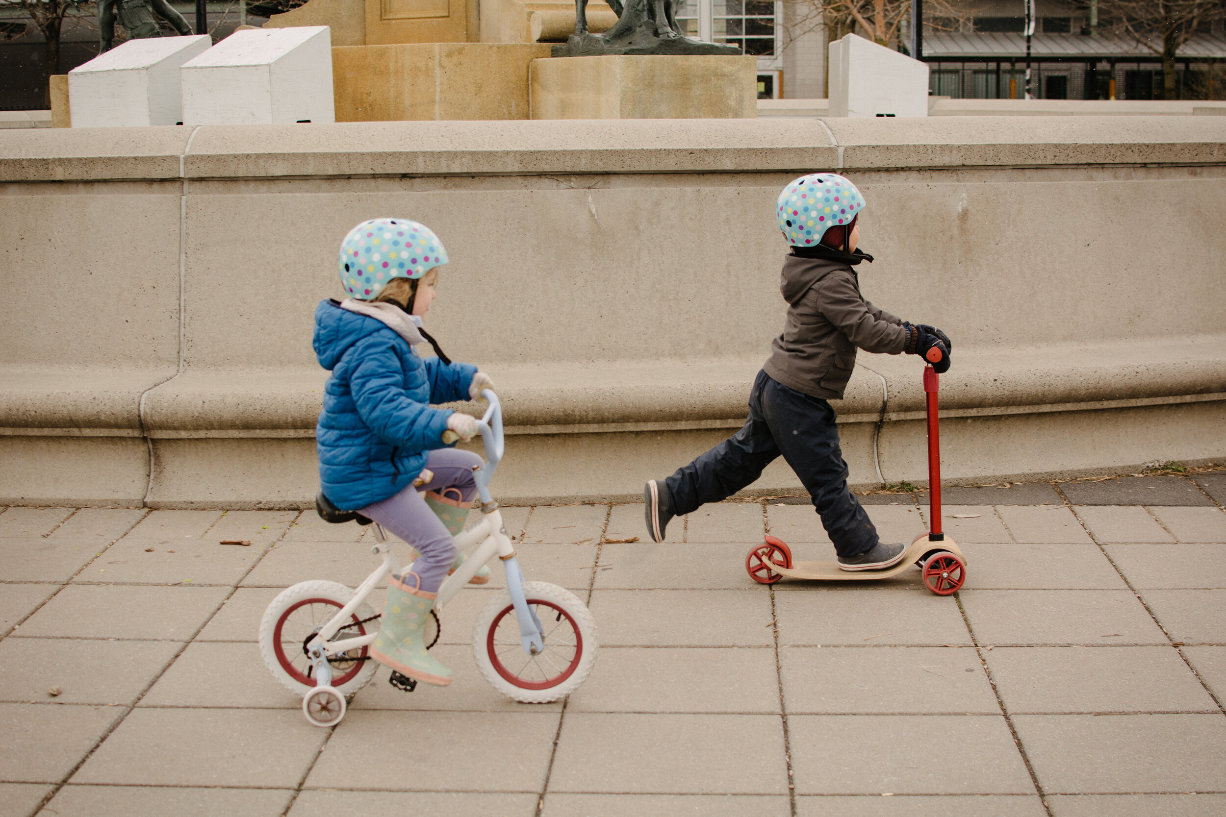 20200508_photo-enfant-qui-trottine-devant-le-marche-maisonneuve-photographe-documentaire-famille-lifestyle-a-montreal-002.jpg