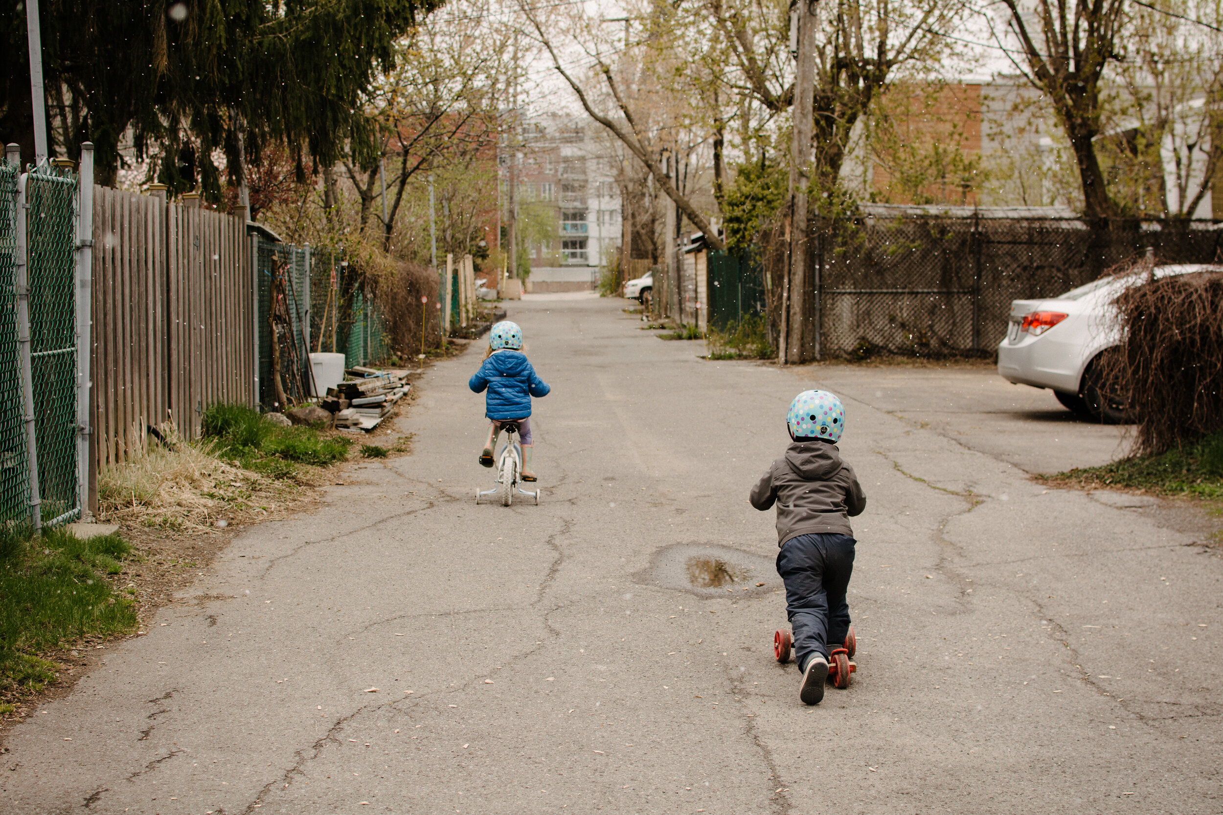 20200508_photo-enfant-qui-trottine-dans-une-ruelle-avec-une-amie-qui-pedale-photographe-documentaire-famille-lifestyle-a-montreal-003.jpg