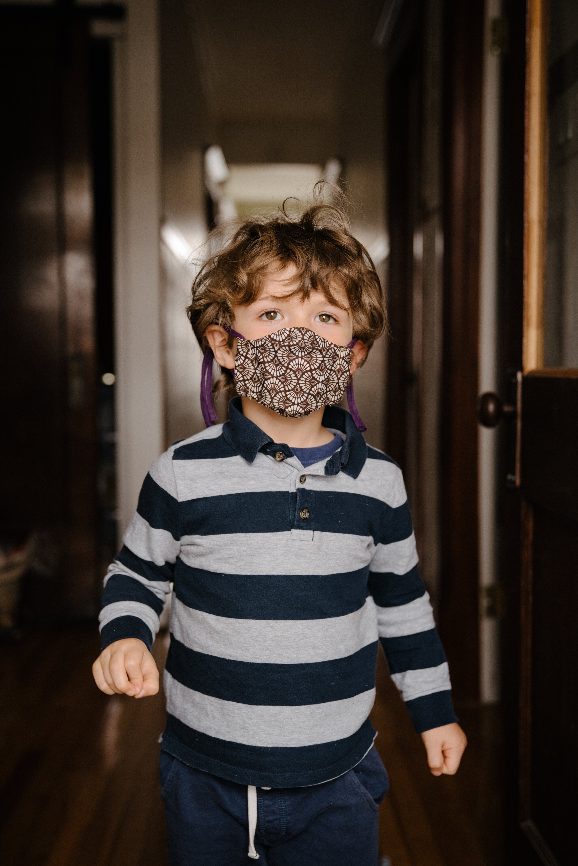 20200510_photo-portrait-enfant-portrant-masque-en-tissu-photographe-documentaire-lifestyle-de-famille-a-montreal-014.jpg