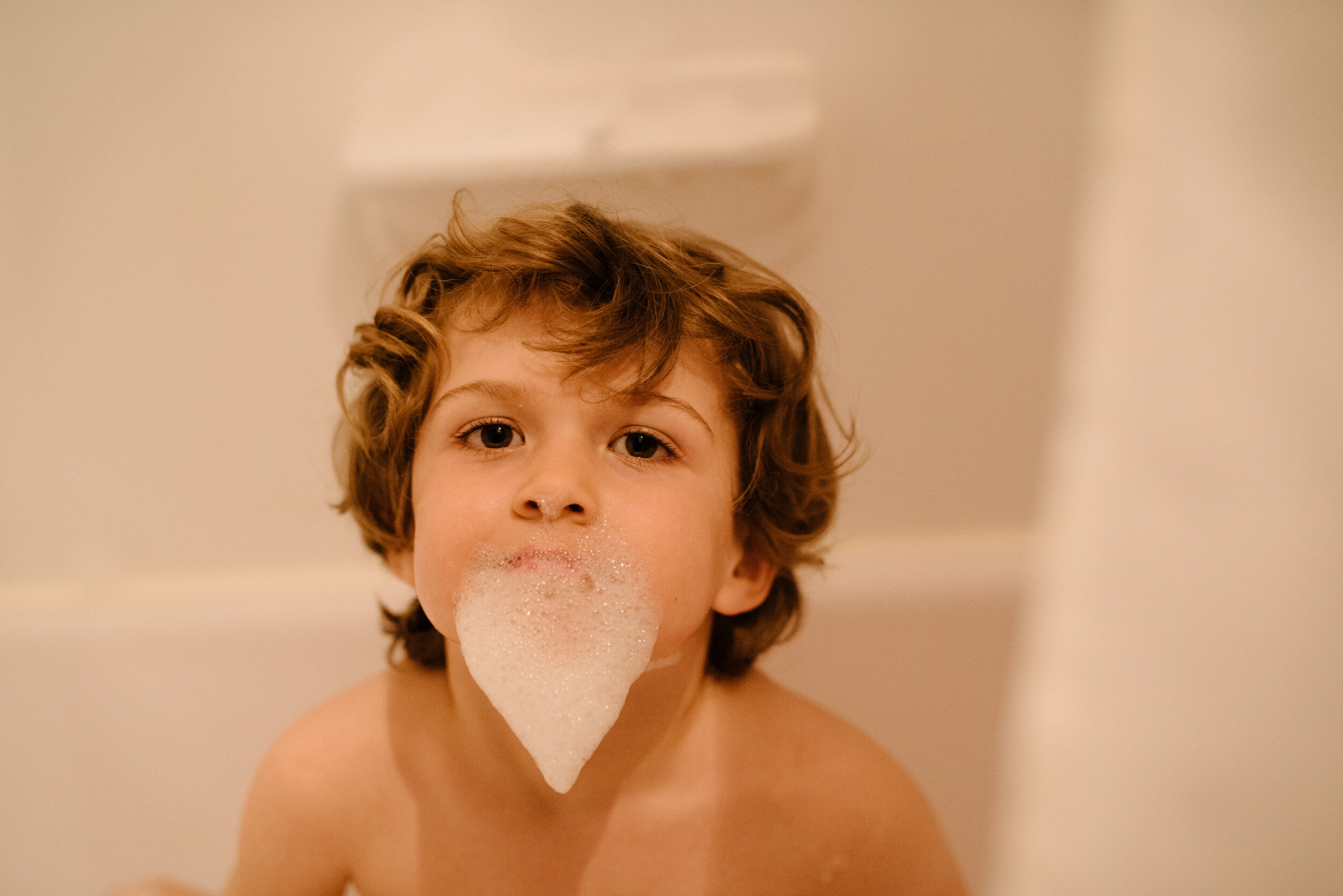 20200512_photo-enfant-barbe-de-mousse-de-bain-photographe-documentaire-lifestyle-de-famille-a-montreal-002.jpg