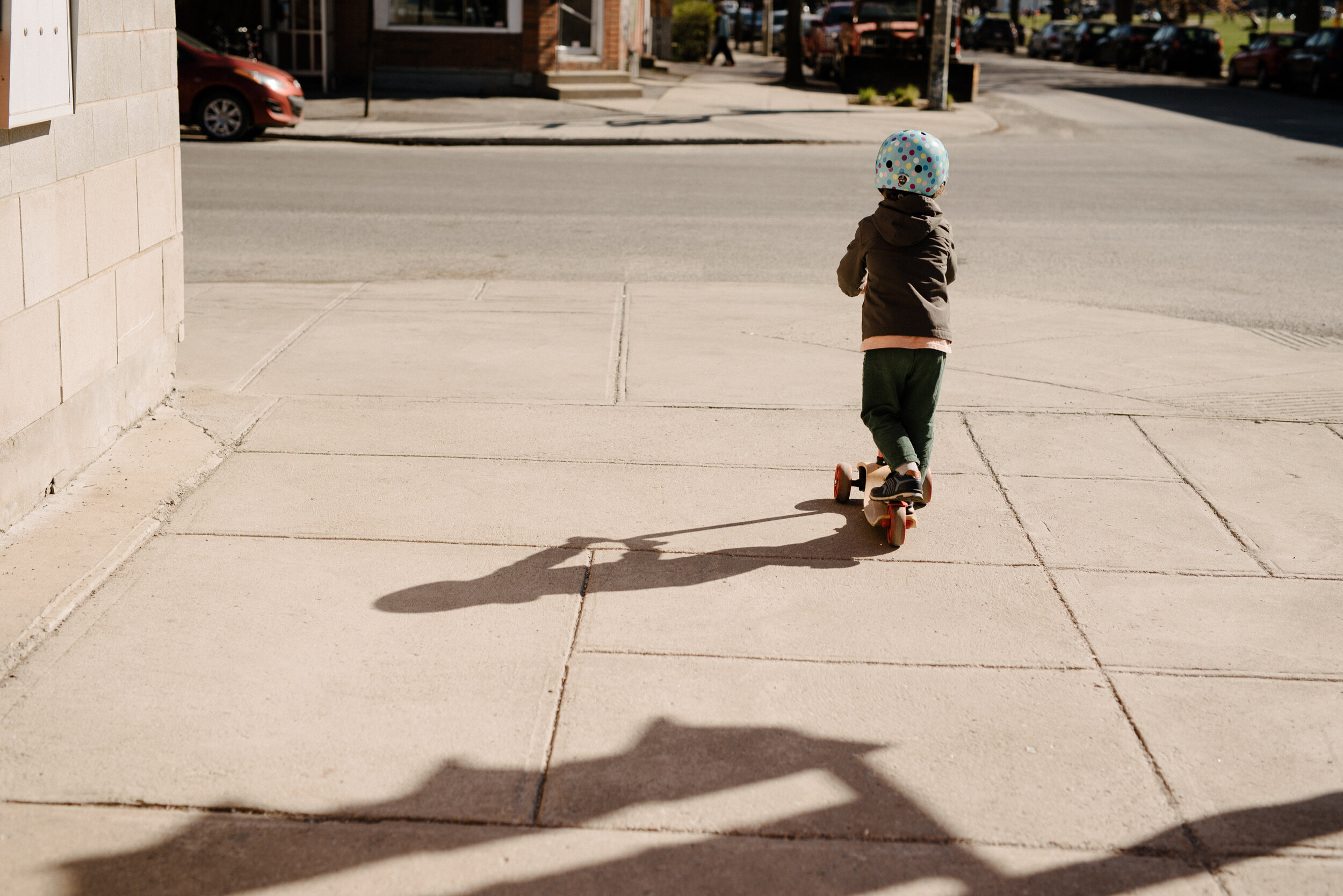 20200513_photo-enfant-qui-trottine-avec-son-ombre-photographe-documentaire-lifestyle-de-famille-a-montreal-007.jpg