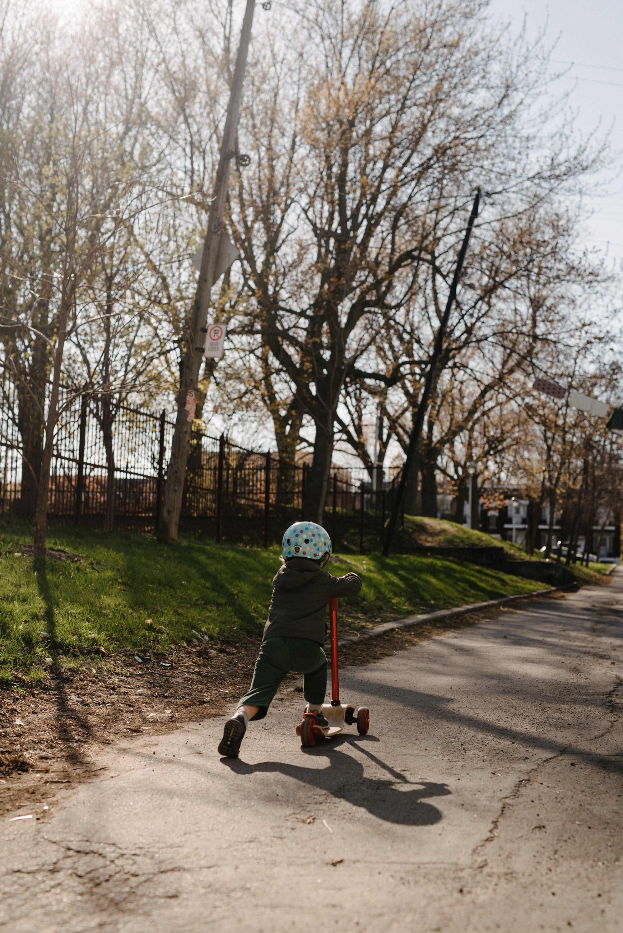 20200513_photo-enfant-qui-trottine-avec-son-ombre-photographe-documentaire-lifestyle-de-famille-a-montreal-011.jpg