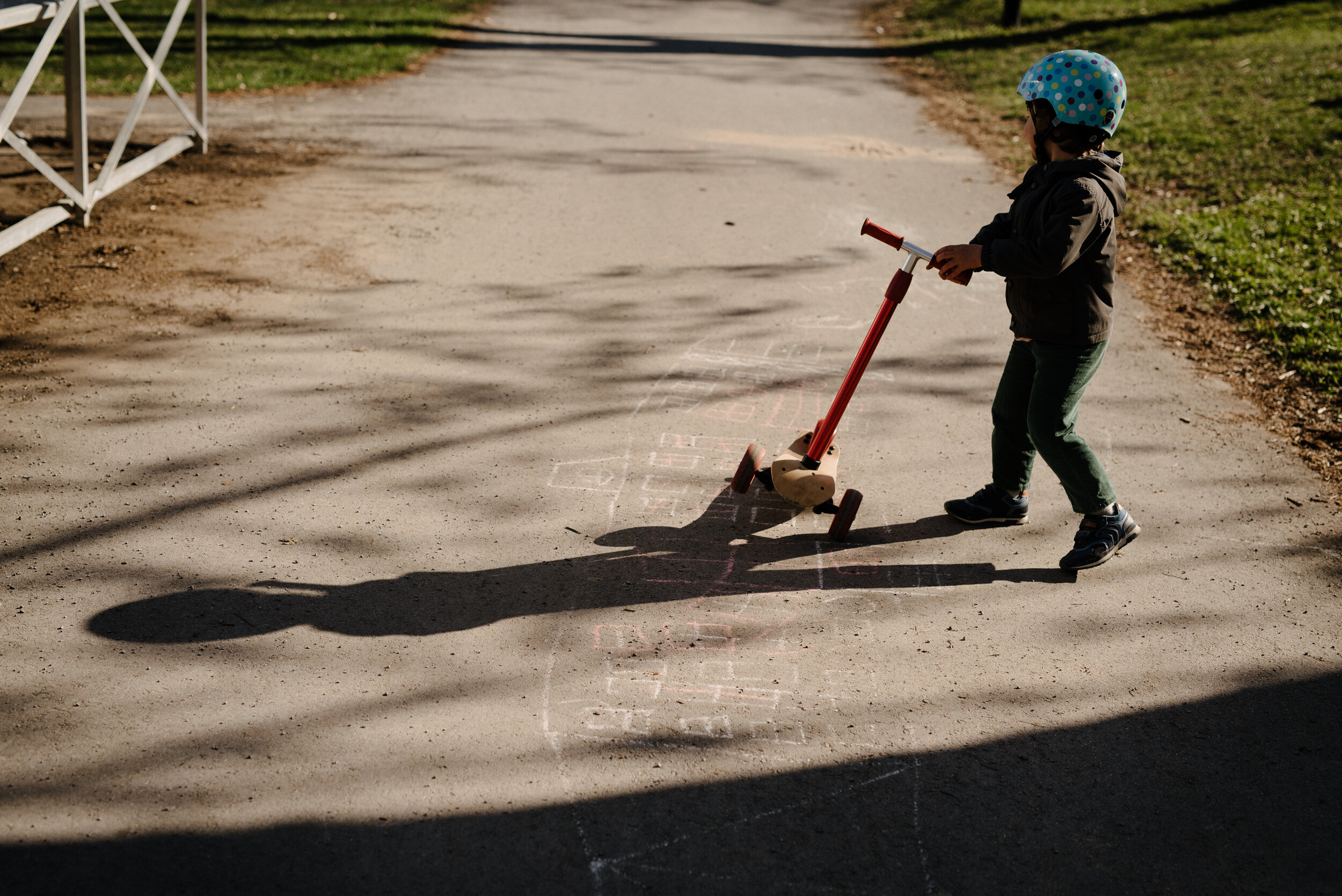 20200513_photo-enfant-qui-trottine-avec-son-ombre-photographe-documentaire-lifestyle-de-famille-a-montreal-010.jpg