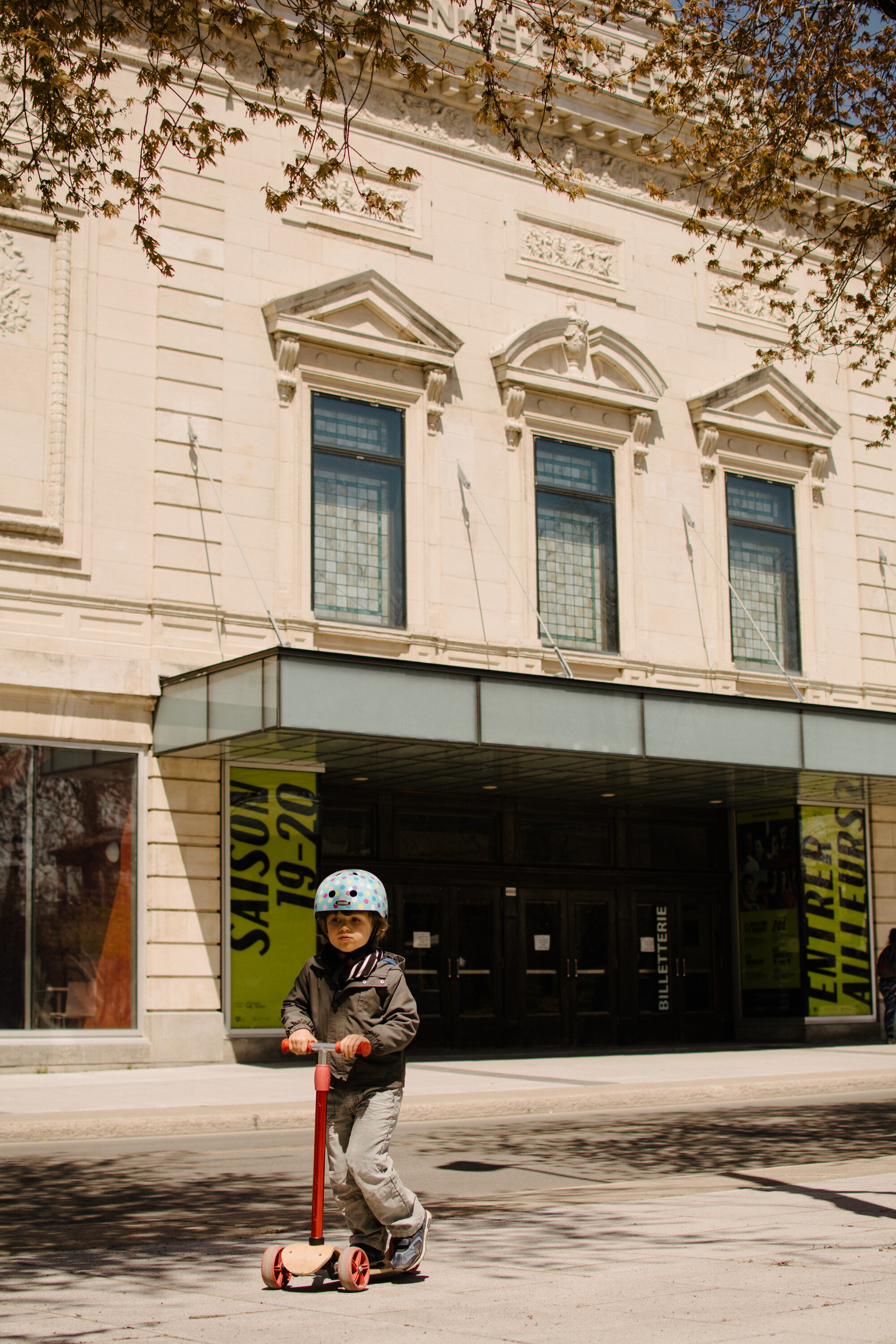 20200514_photo-enfant-en-trottinette-devant-le-theatre-denise-pelletier-photographe-documentaire-lifestyle-de-famille-a-montreal-008.jpg