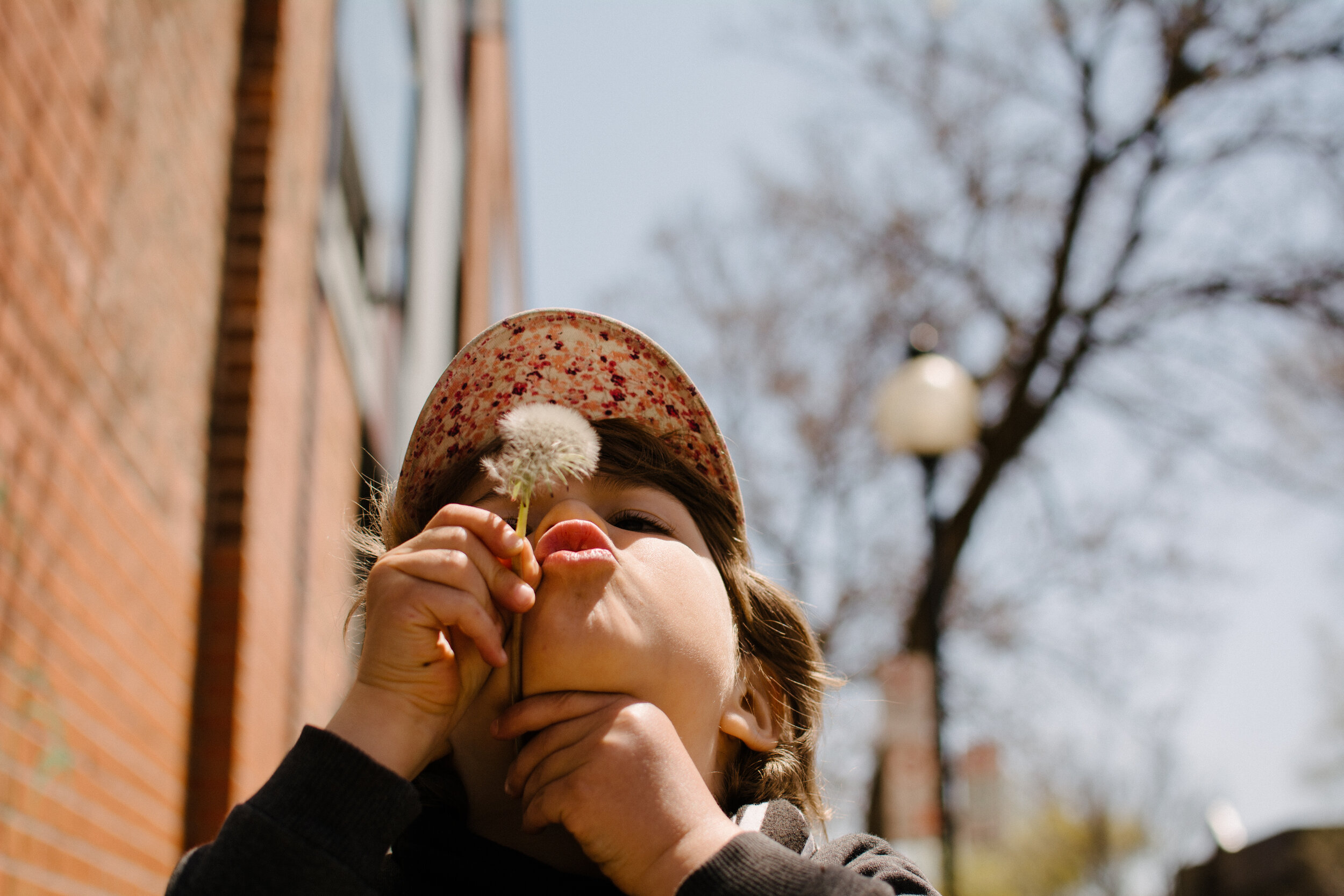 20200514_photo-enfant-qui-souffle-les-graines-d-un-pissenlit-photographe-documentaire-lifestyle-de-famille-a-montreal-009.jpg