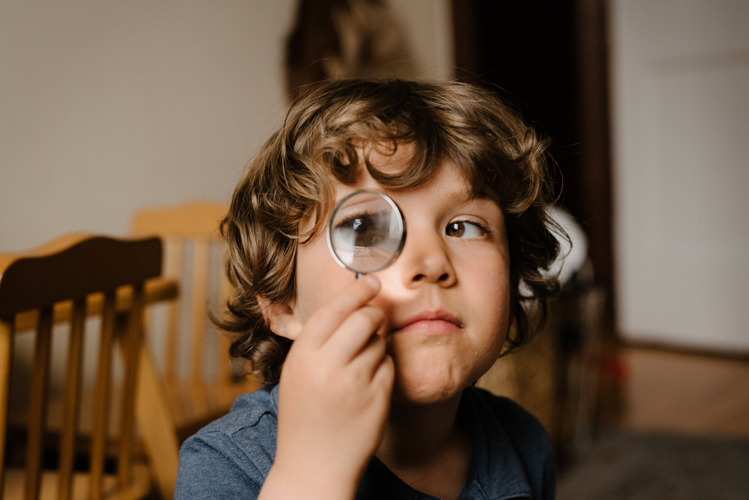 20200515_photo-enfant-qui-deforme-les-traits-de-son-visage-avec-une-loupe-photographe-documentaire-lifestyle-de-famille-a-montreal-011.jpg