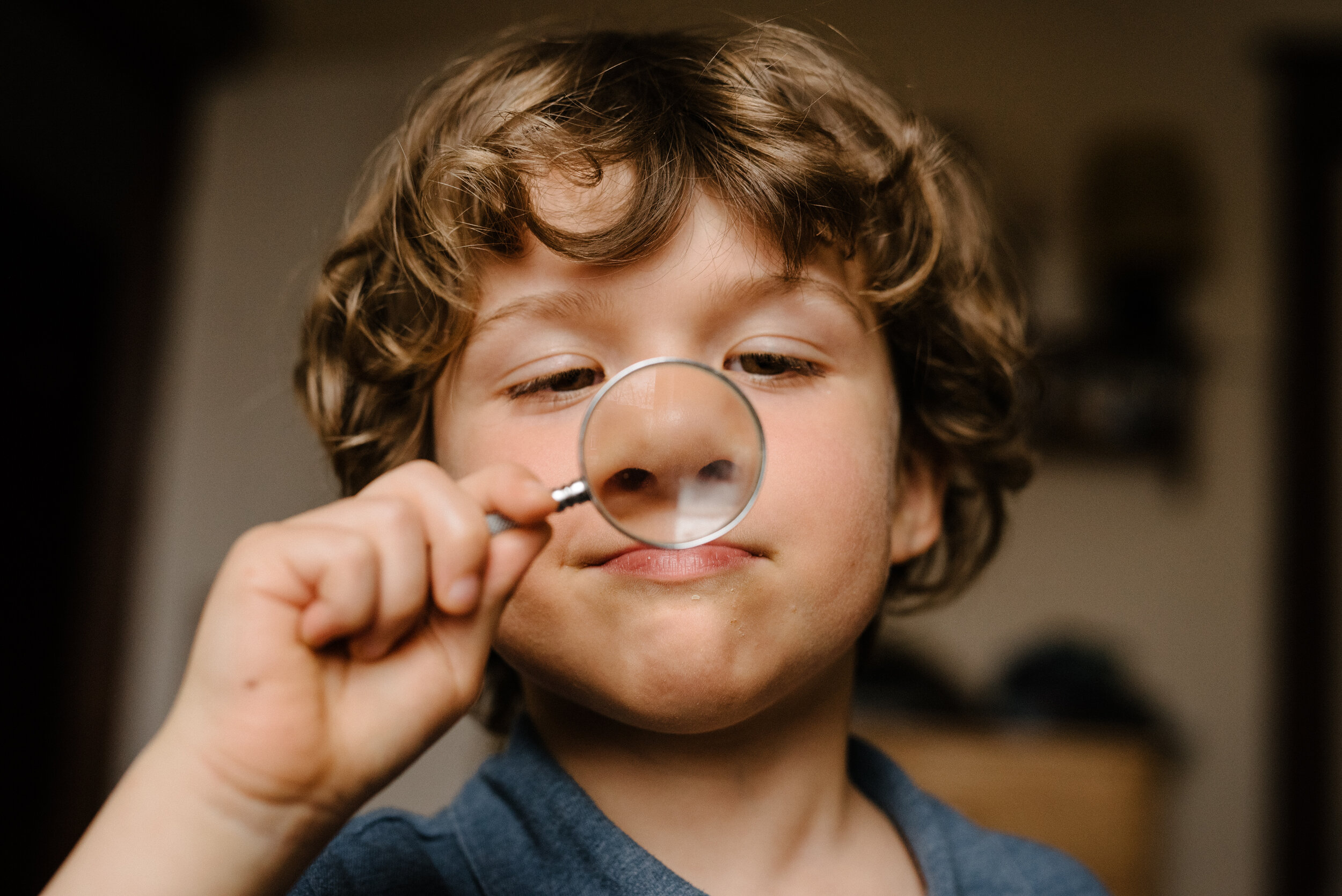 20200515_photo-enfant-qui-deforme-les-traits-de-son-visage-avec-une-loupe-photographe-documentaire-lifestyle-de-famille-a-montreal-012.jpg