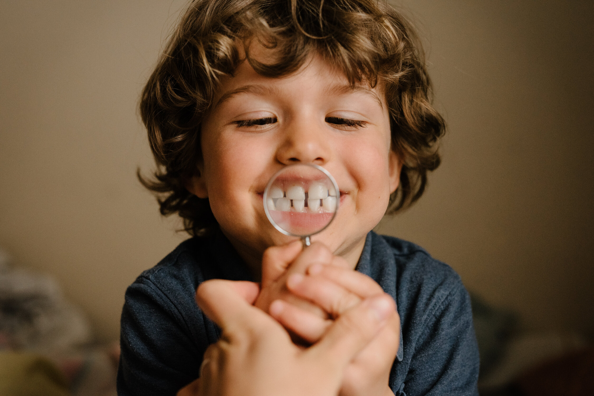 20200515_photo-enfant-qui-deforme-les-traits-de-son-visage-avec-une-loupe-photographe-documentaire-lifestyle-de-famille-a-montreal-013.jpg