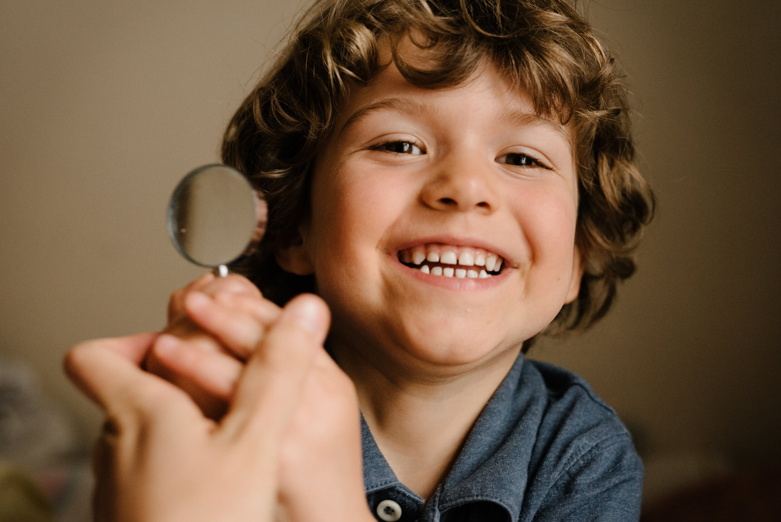 20200515_photo-enfant-qui-deforme-les-traits-de-son-visage-avec-une-loupe-photographe-documentaire-lifestyle-de-famille-a-montreal-014.jpg