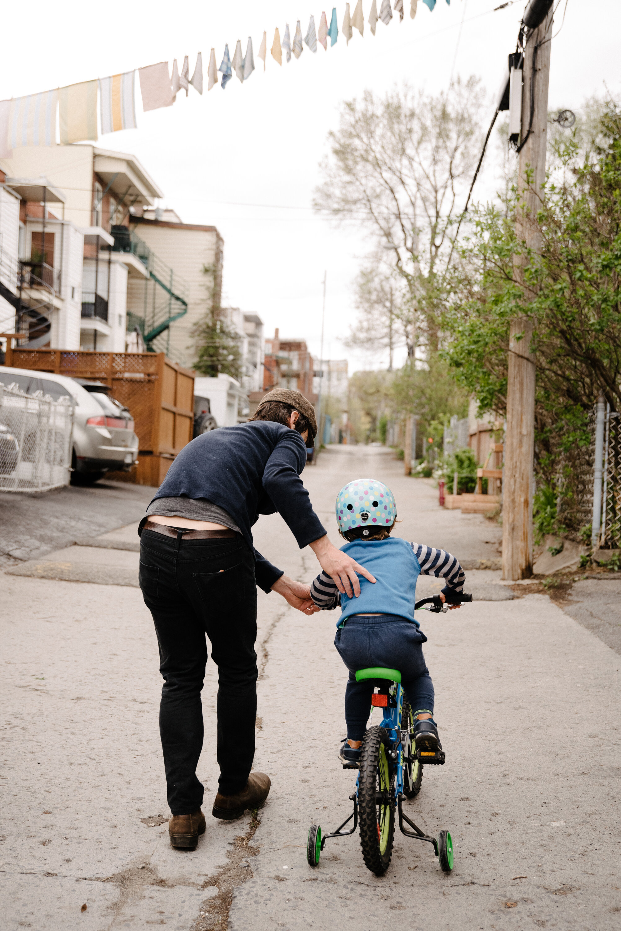 20200516_photo-enfant-qui-se-pratique-a-velo-a-quatre-roues-avec-ses-parents-photographe-lifestyle-documentaire-de-famille-a-montreal-003.jpg