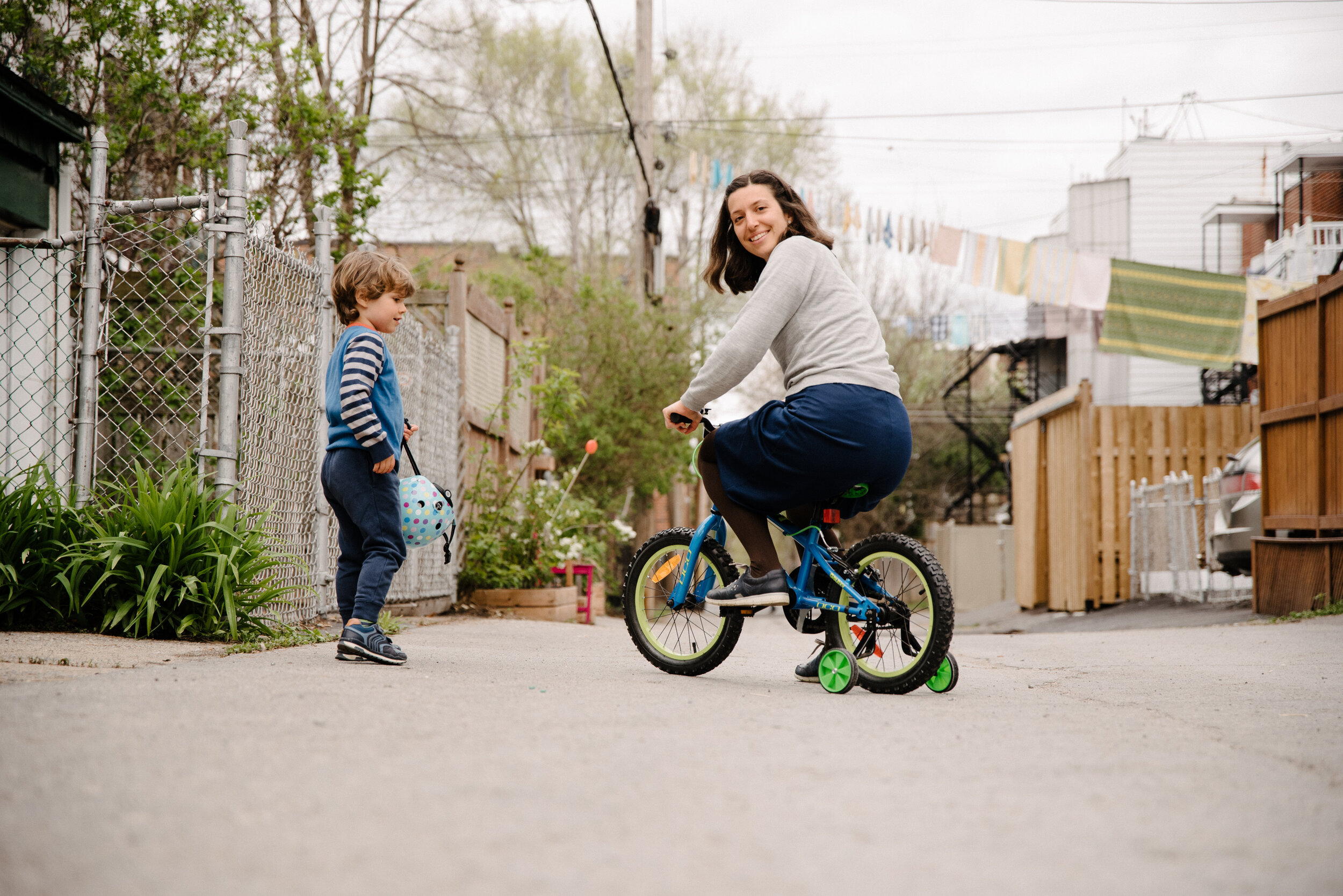 20200516_photo-enfant-qui-se-pratique-a-velo-a-quatre-roues-avec-ses-parents-photographe-lifestyle-documentaire-de-famille-a-montreal-005.jpg