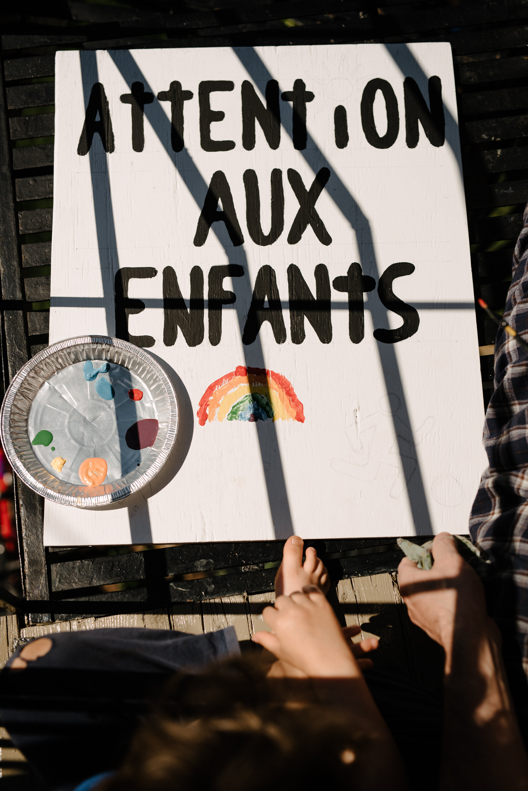 20200518_photo-pere-et-enfant-preparent-pancarte-attention-aux-enfants-pour-la-ruelle-photographe-lifestyle-documentaire-de-famille-a-montreal-013.jpg