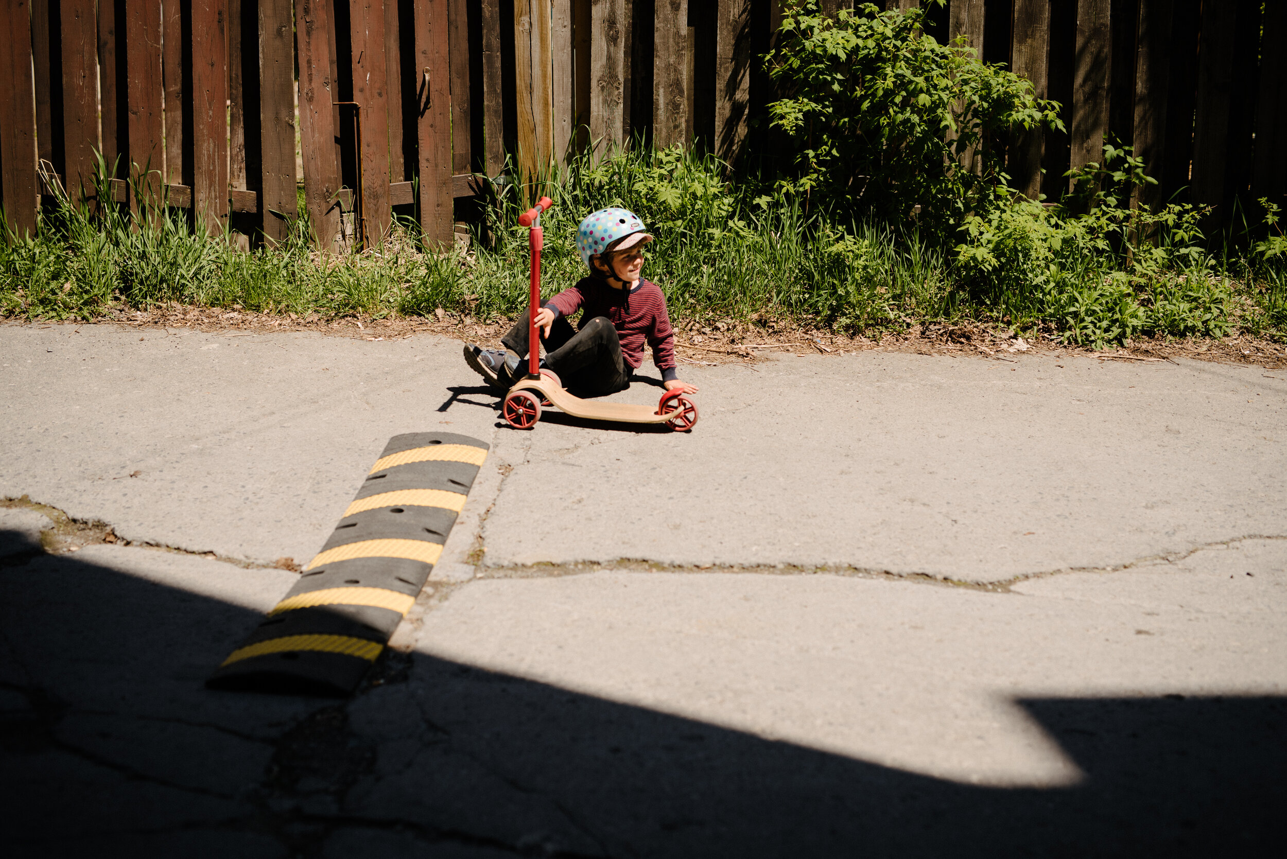 20200520_photo-enfant-assis-sur-sa-trottinette-dans-une-ruelle-montrealaise-photographe-lifestyle-documentaire-de-famille-a-montreal-006.jpg