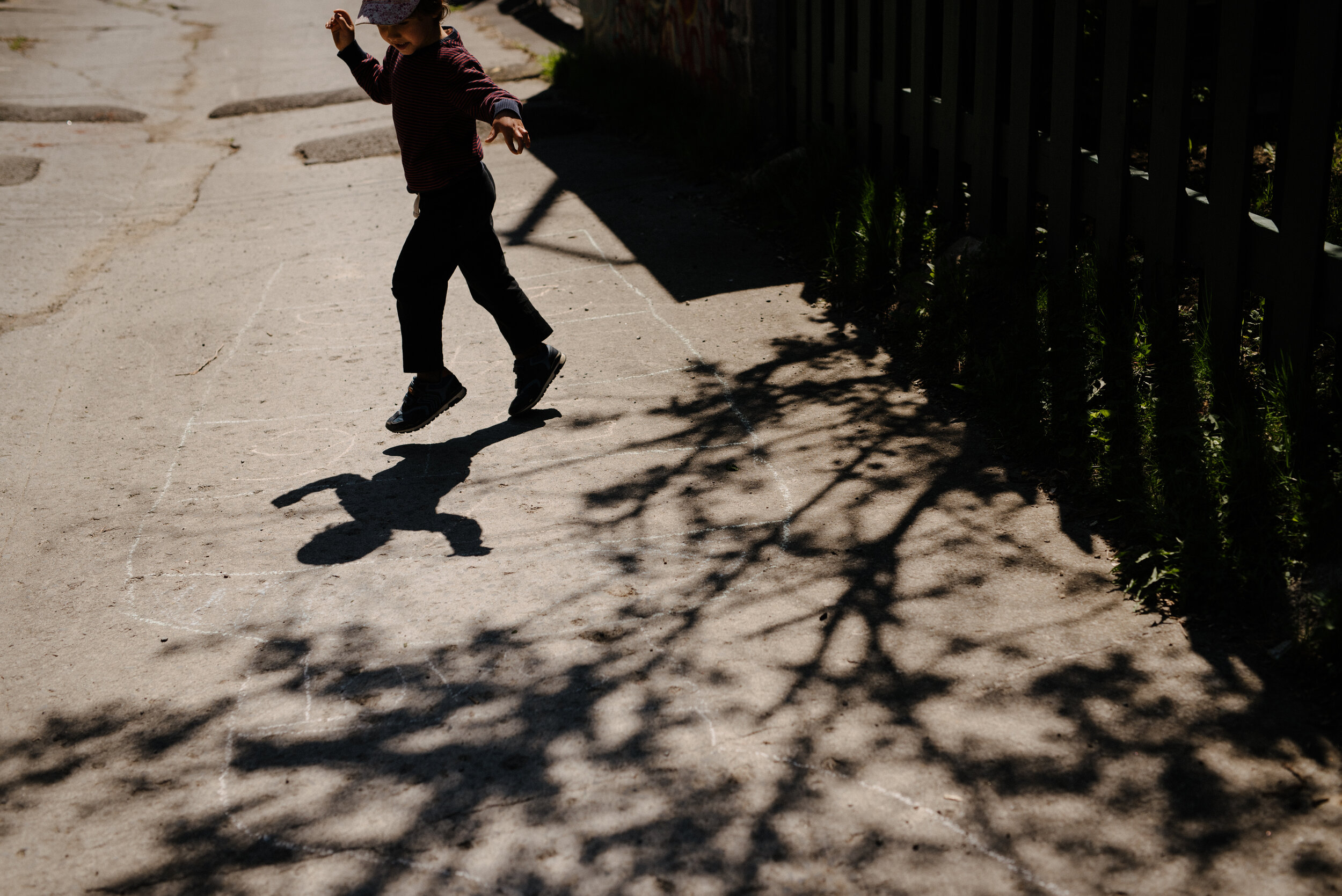 20200520_photo-enfant-qui-joue-a-la-marelle-avec-son-ombre-dans-une-ruelle-photographe-lifestyle-documentaire-de-famille-a-montreal-002.jpg