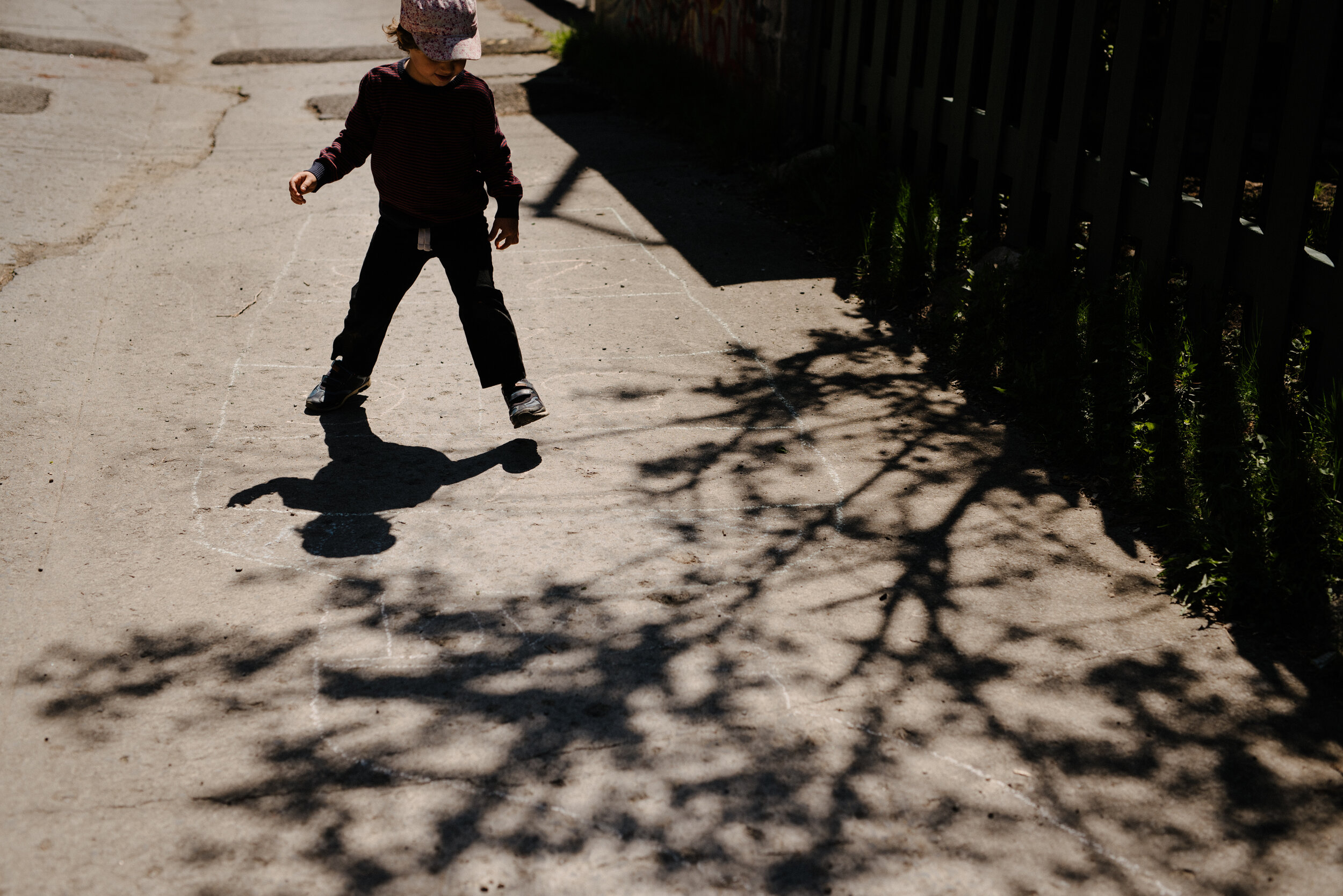 20200520_photo-enfant-qui-joue-a-la-marelle-avec-son-ombre-dans-une-ruelle-photographe-lifestyle-documentaire-de-famille-a-montreal-003.jpg