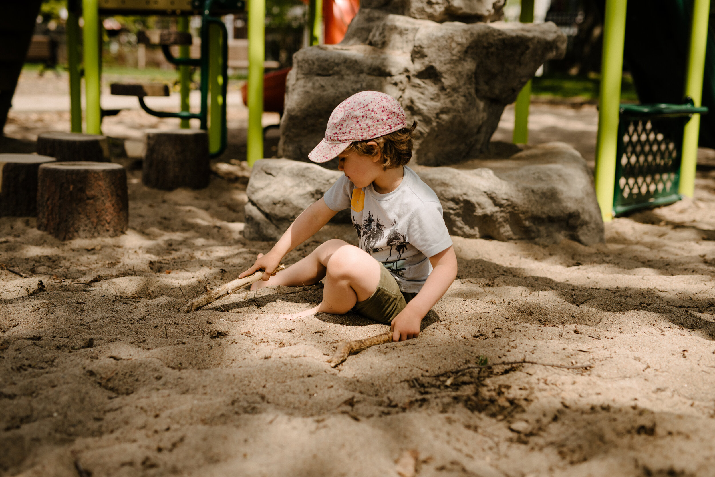 20200521_photo-enfant-qui-joue-et-saute-dans-le-sable-parc-lalancette-photographe-lifestyle-documentaire-de-famille-a-montreal-003.jpg