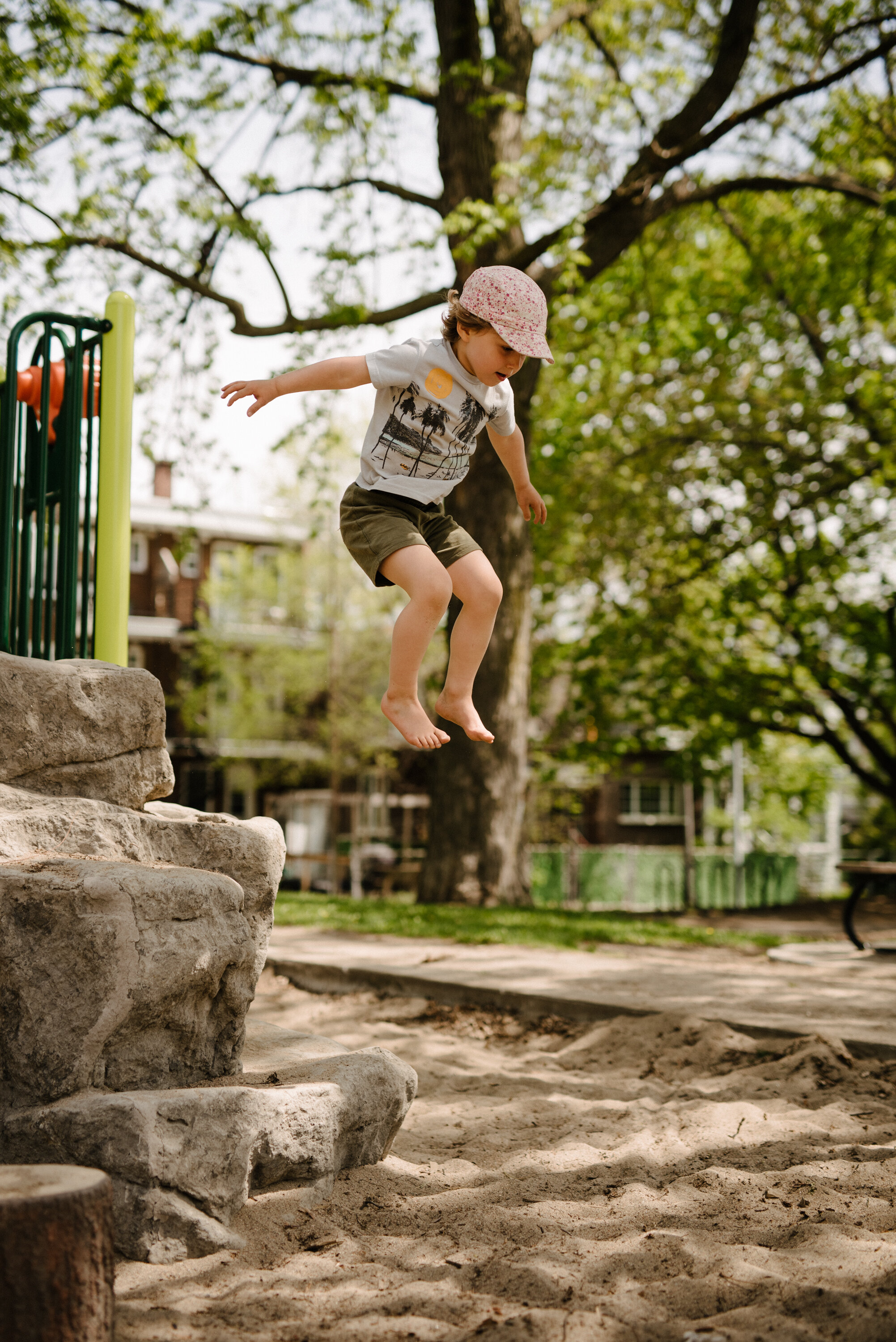 20200521_photo-enfant-qui-joue-et-saute-dans-le-sable-parc-lalancette-photographe-lifestyle-documentaire-de-famille-a-montreal-005.jpg