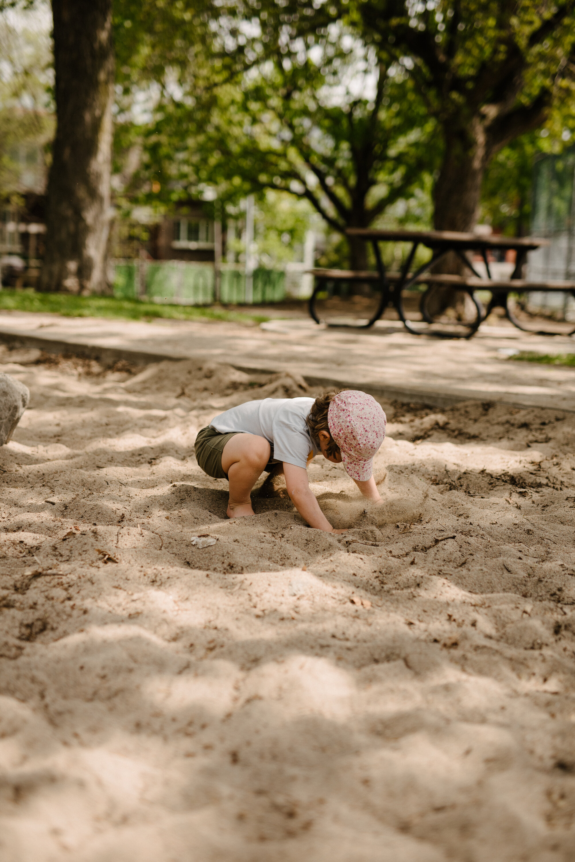 20200521_photo-enfant-qui-joue-et-saute-dans-le-sable-parc-lalancette-photographe-lifestyle-documentaire-de-famille-a-montreal-007.jpg