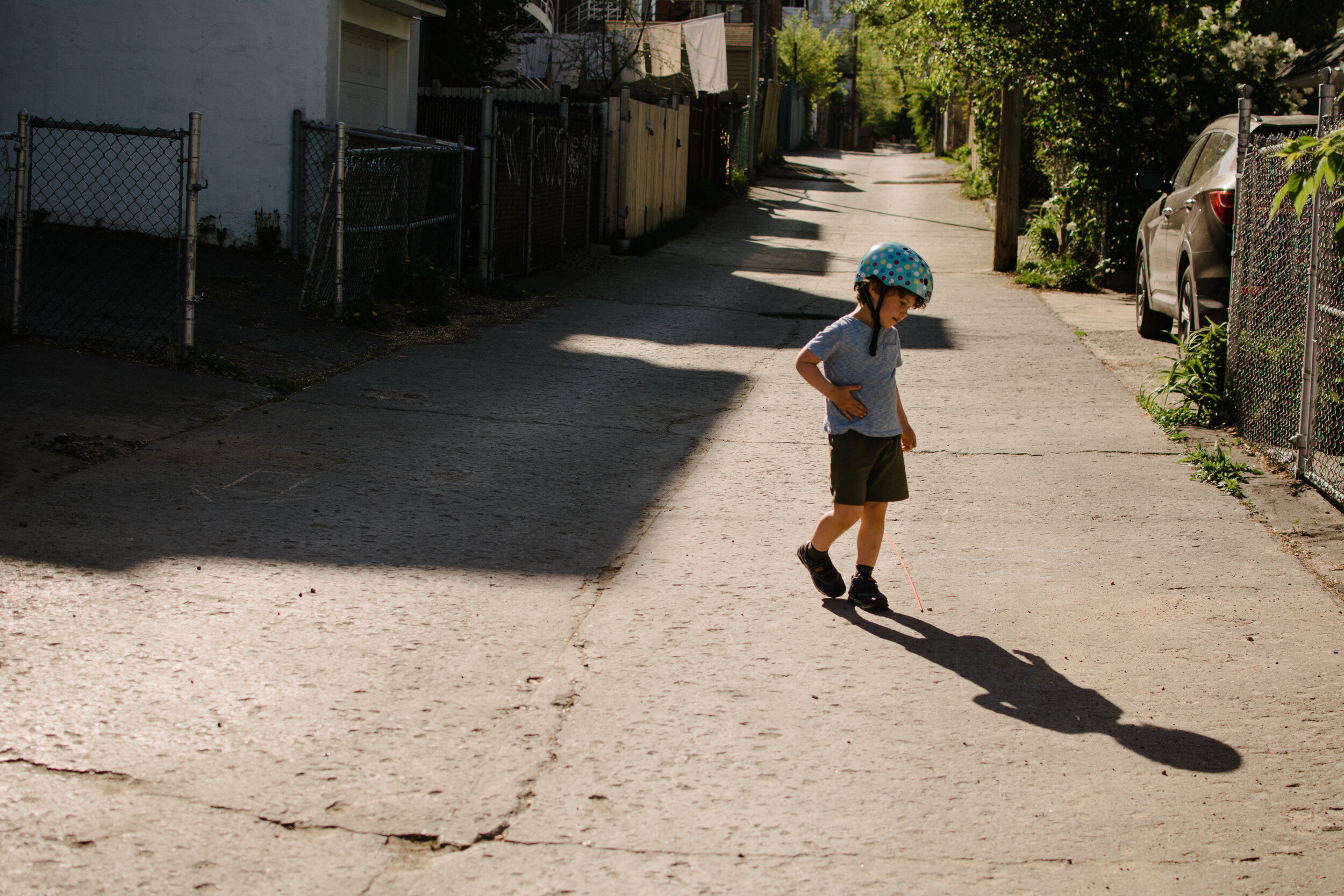 20200522_photo-enfant-qui-saute-dans-ruelle-montrealaise-photographe-lifestyle-documentaire-de-famille-a-montreal-002.jpg