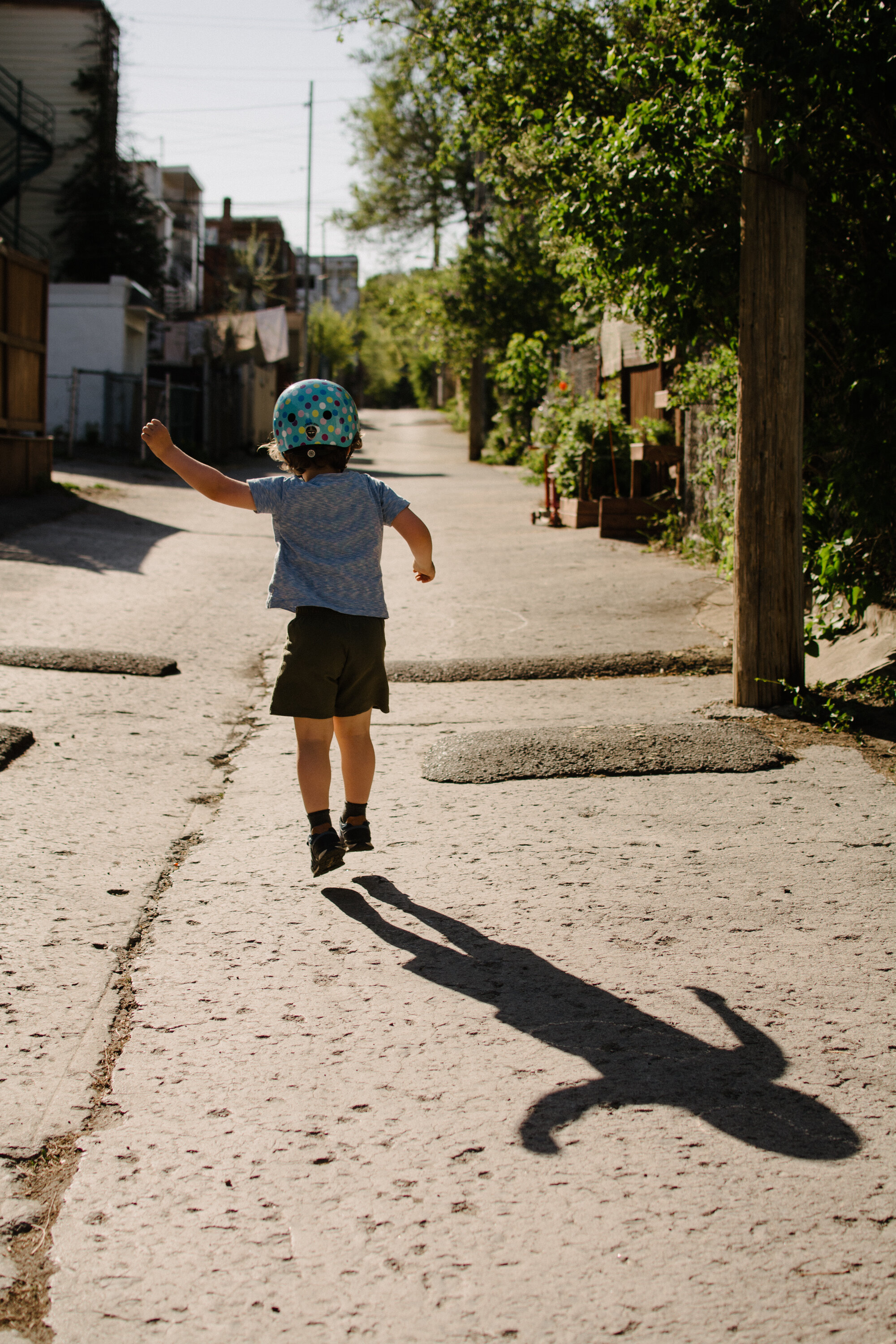 20200522_photo-enfant-qui-saute-dans-ruelle-montrealaise-photographe-lifestyle-documentaire-de-famille-a-montreal-005.jpg