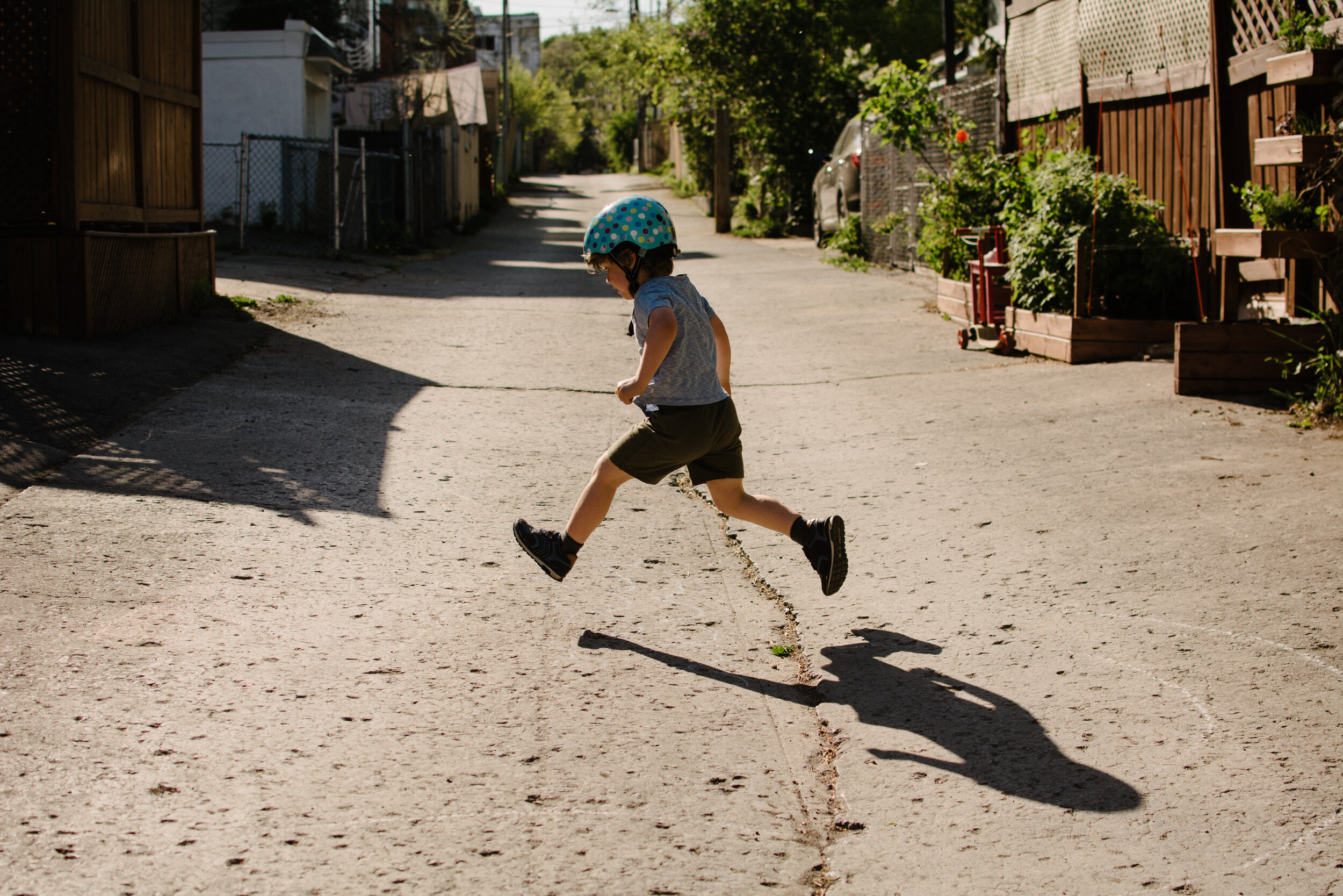 20200522_photo-enfant-qui-saute-dans-ruelle-montrealaise-photographe-lifestyle-documentaire-de-famille-a-montreal-006.jpg