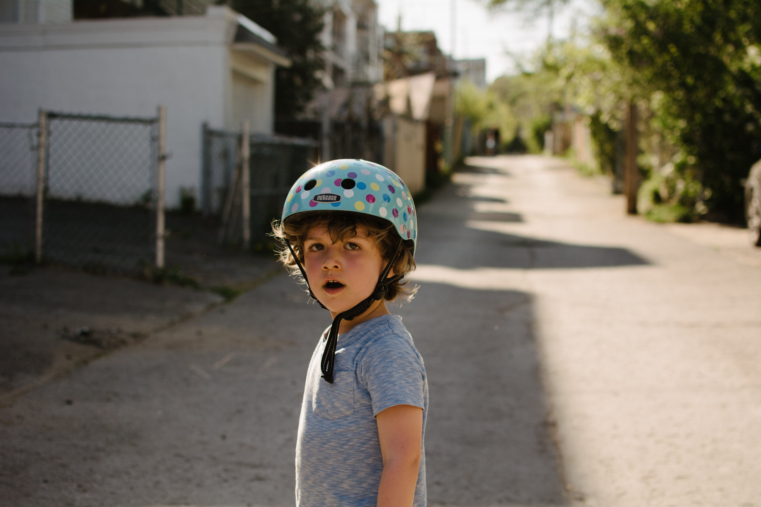 20200522_photo-portrait-enfant-casque-dans-ruelle-montrealaise-photographe-lifestyle-documentaire-de-famille-a-montreal-007.jpg