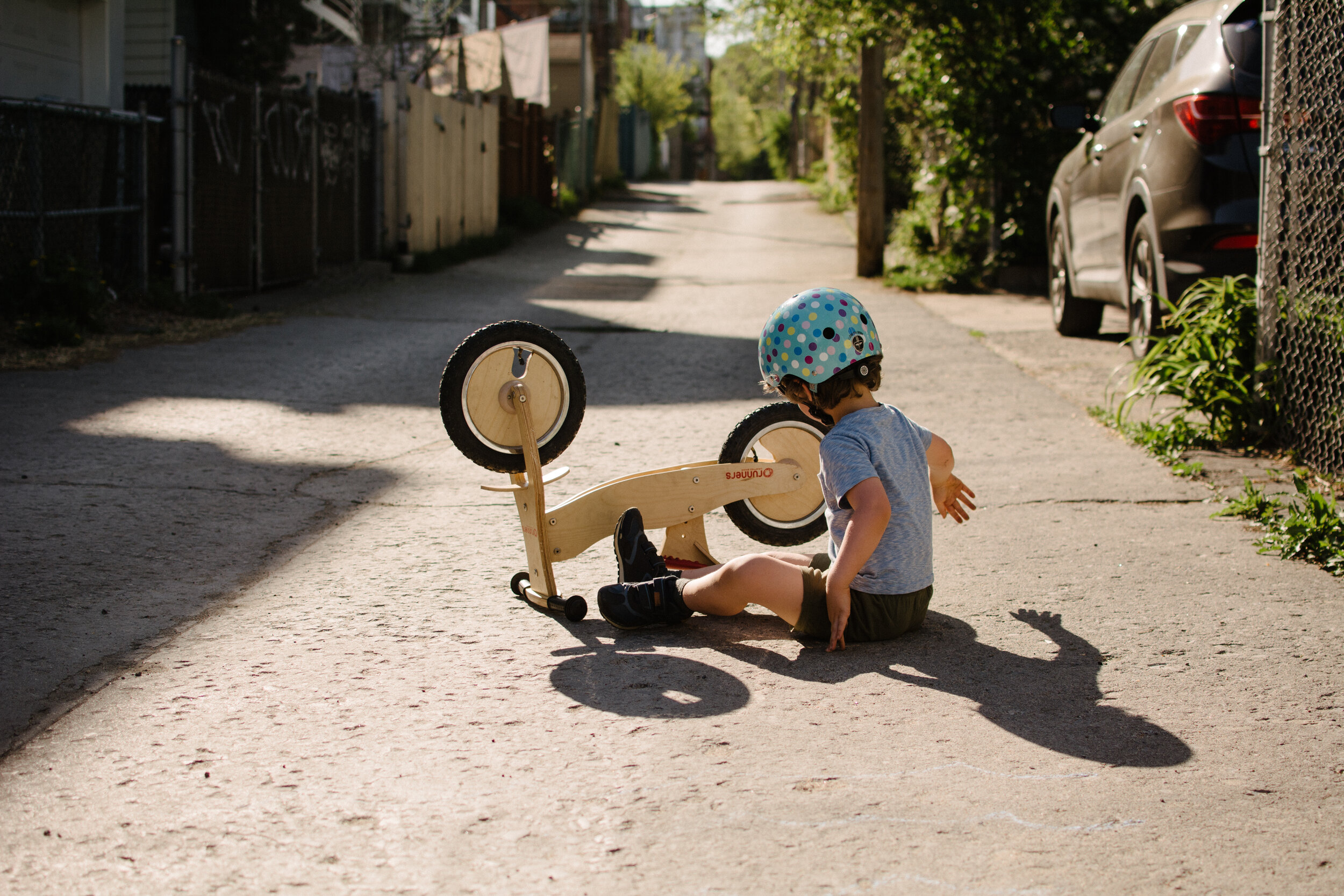 20200522_photo-enfant-qui-repare-son-velo-d-equilibre-draisienne-dans-ruelle-montrealaise-dans-ruelle-montrealaise-photographe-lifestyle-documentaire-de-famille-a-montreal-009.jpg