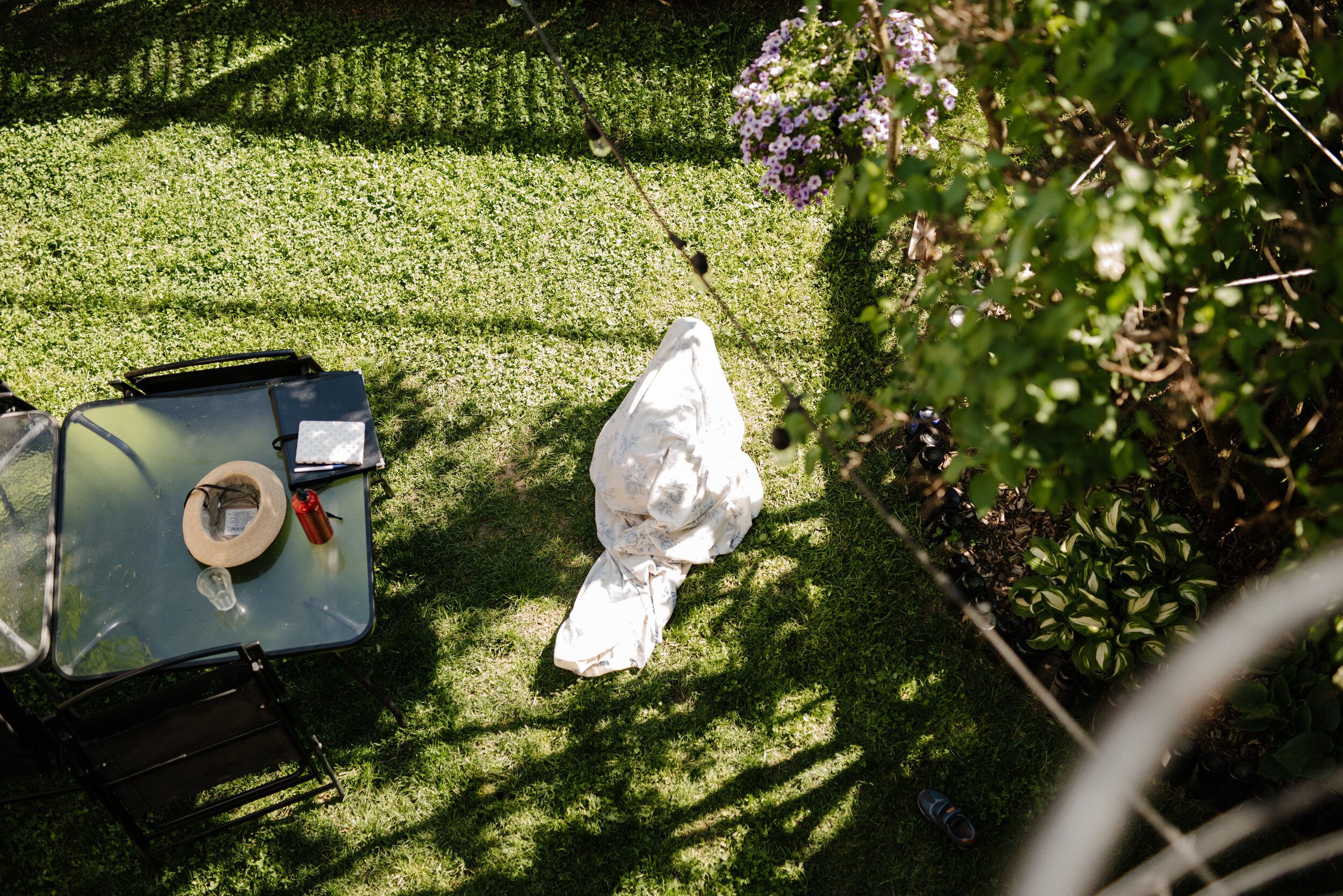 20200523photo-enfant-cache-dans-un-drap-sur-l-herbe-photographe-de-famille-lifestyle-documentaire-a-montreal-003.jpg