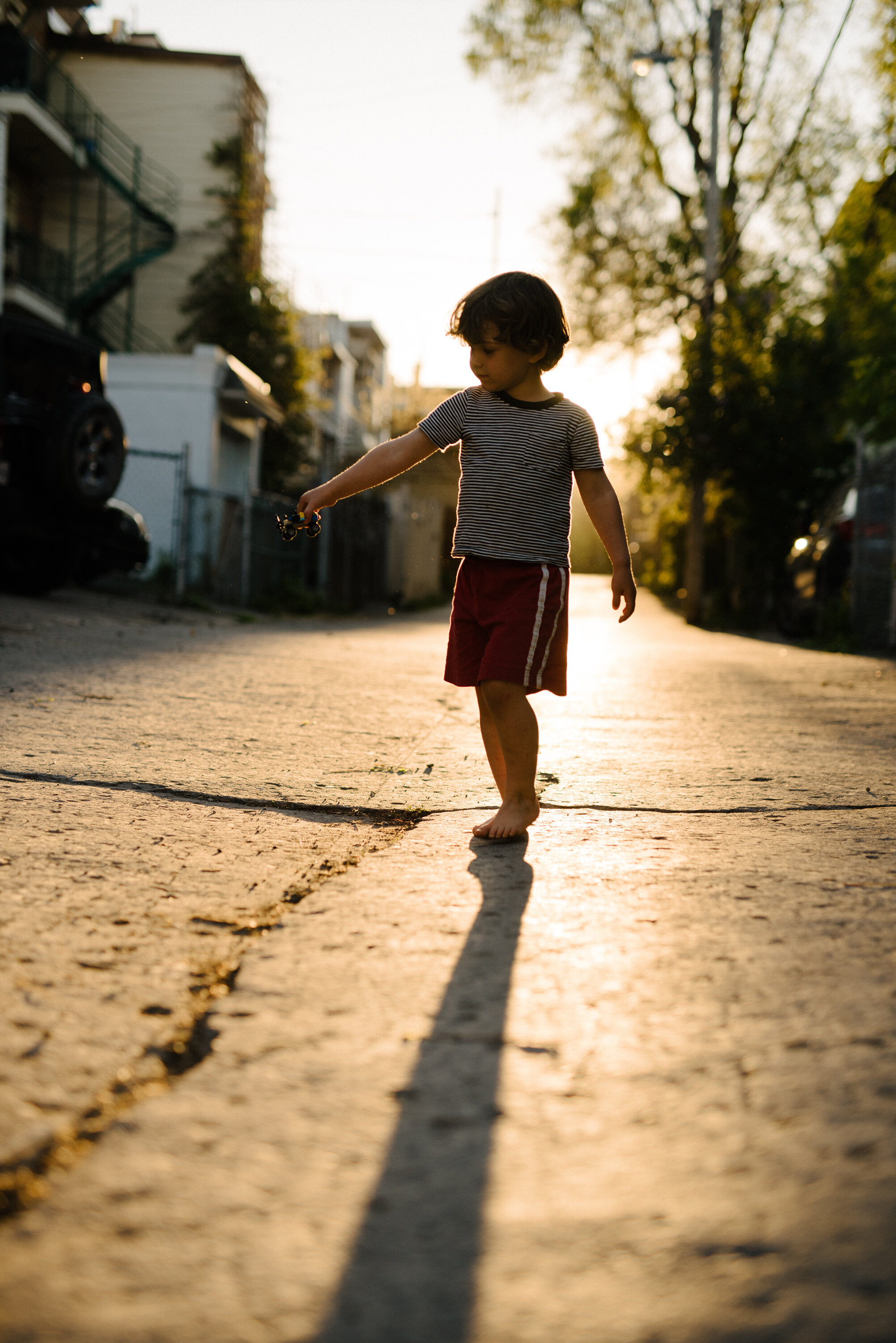 20200523photo-enfants-jouant-dans-ruelle-au-coucher-de-soleil-silhouettes-photographe-de-famille-lifestyle-documentaire-a-montreal-009.jpg