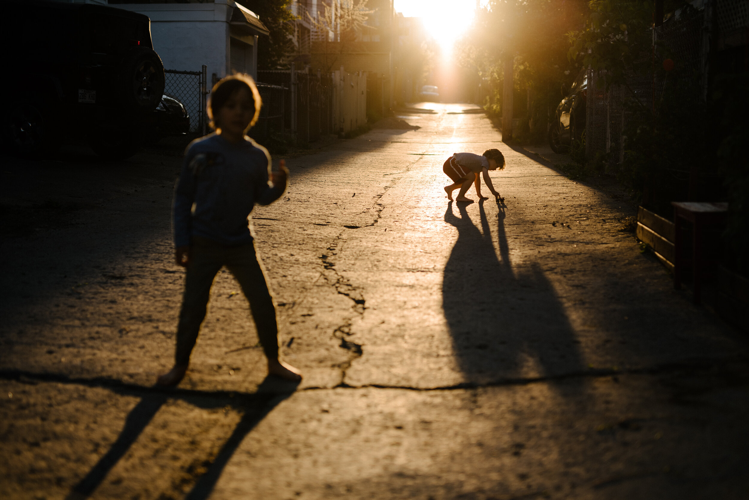 20200523photo-enfants-jouant-dans-ruelle-au-coucher-de-soleil-silhouettes-photographe-de-famille-lifestyle-documentaire-a-montreal-008.jpg