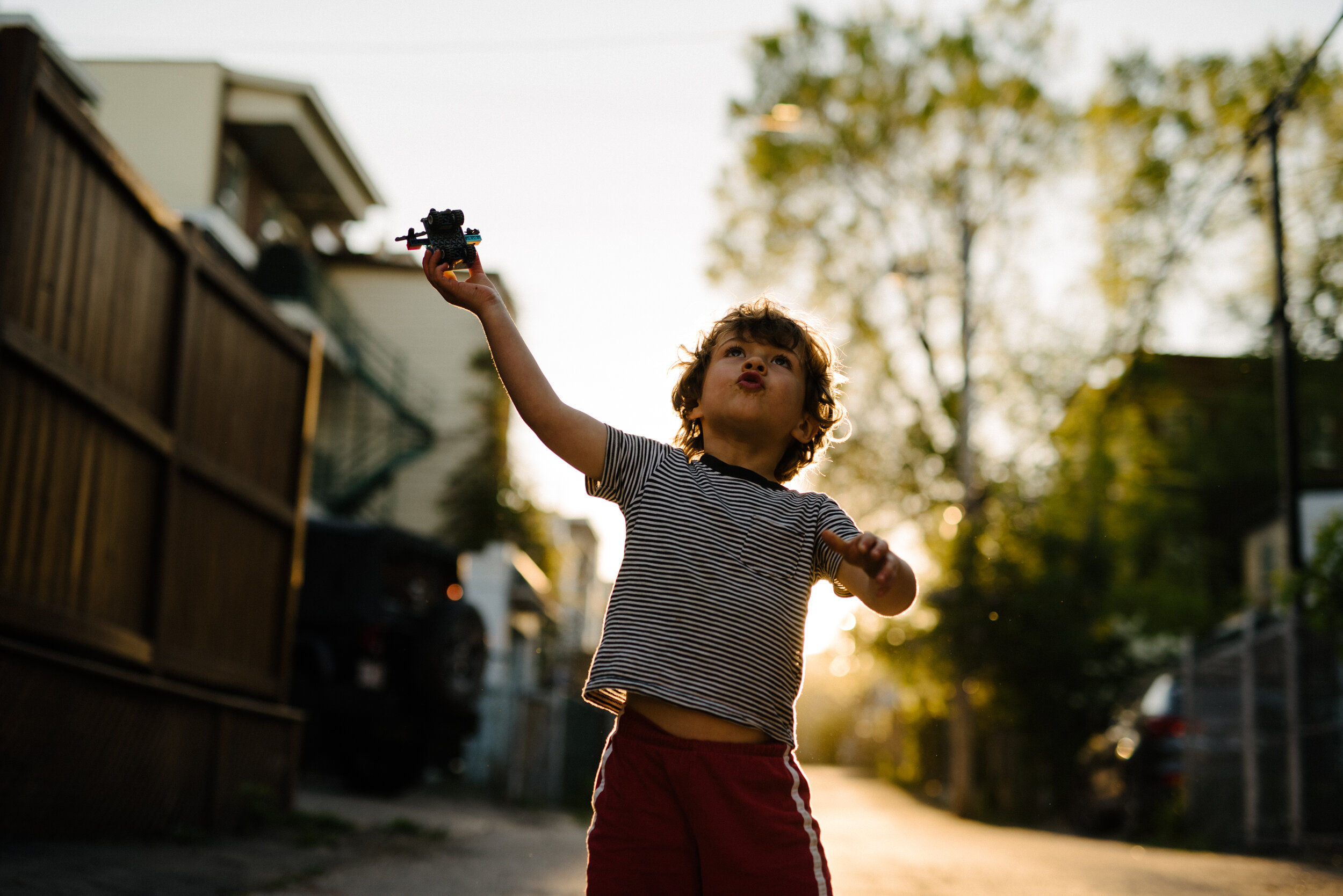 20200523photo-enfants-jouant-dans-ruelle-au-coucher-de-soleil-silhouettes-photographe-de-famille-lifestyle-documentaire-a-montreal-010.jpg