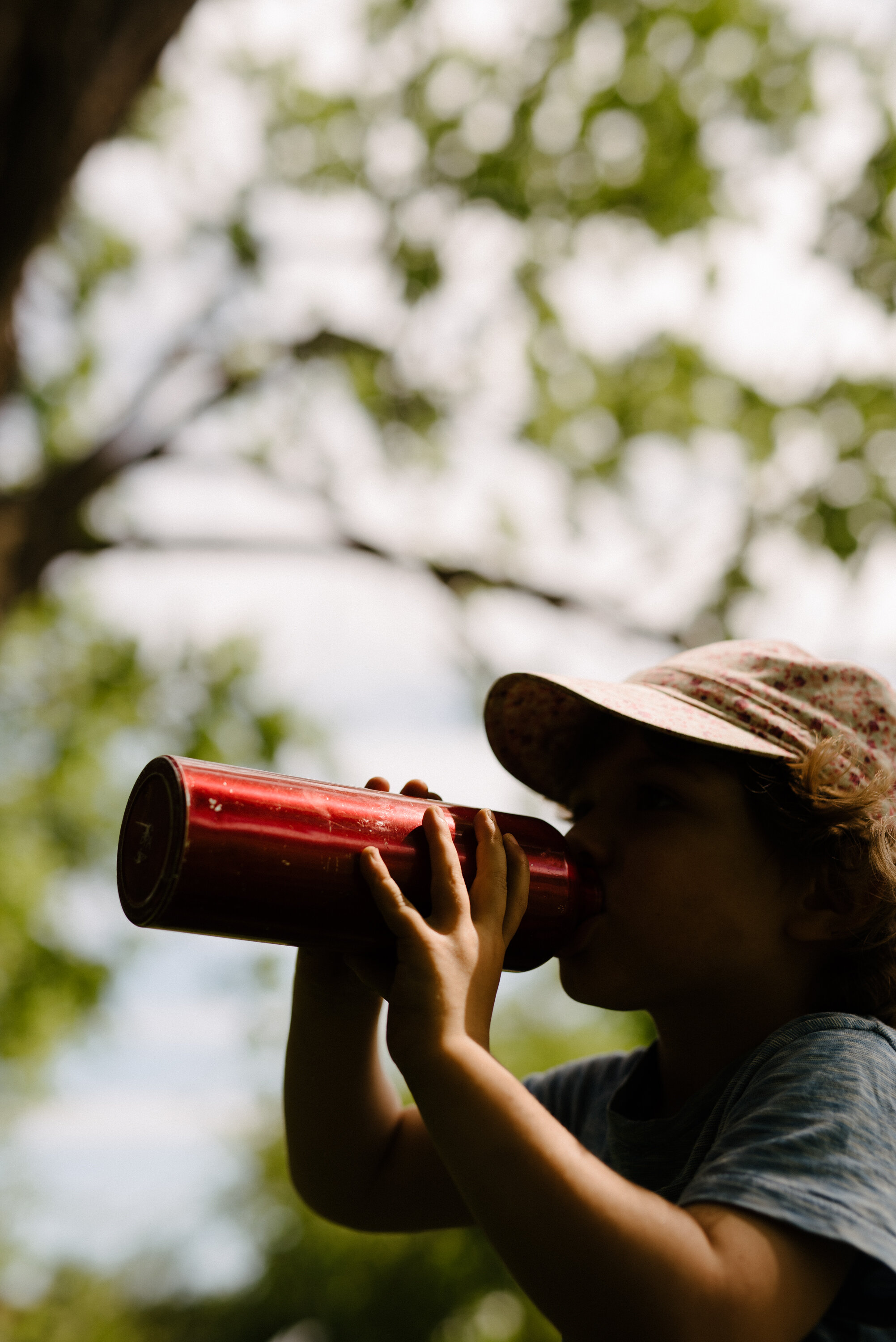 20200528photo-enfant-qui-boit-au-parc-lalancette-sentier-photograhe-lifestyle-documentaire-a-montreal-003.jpg