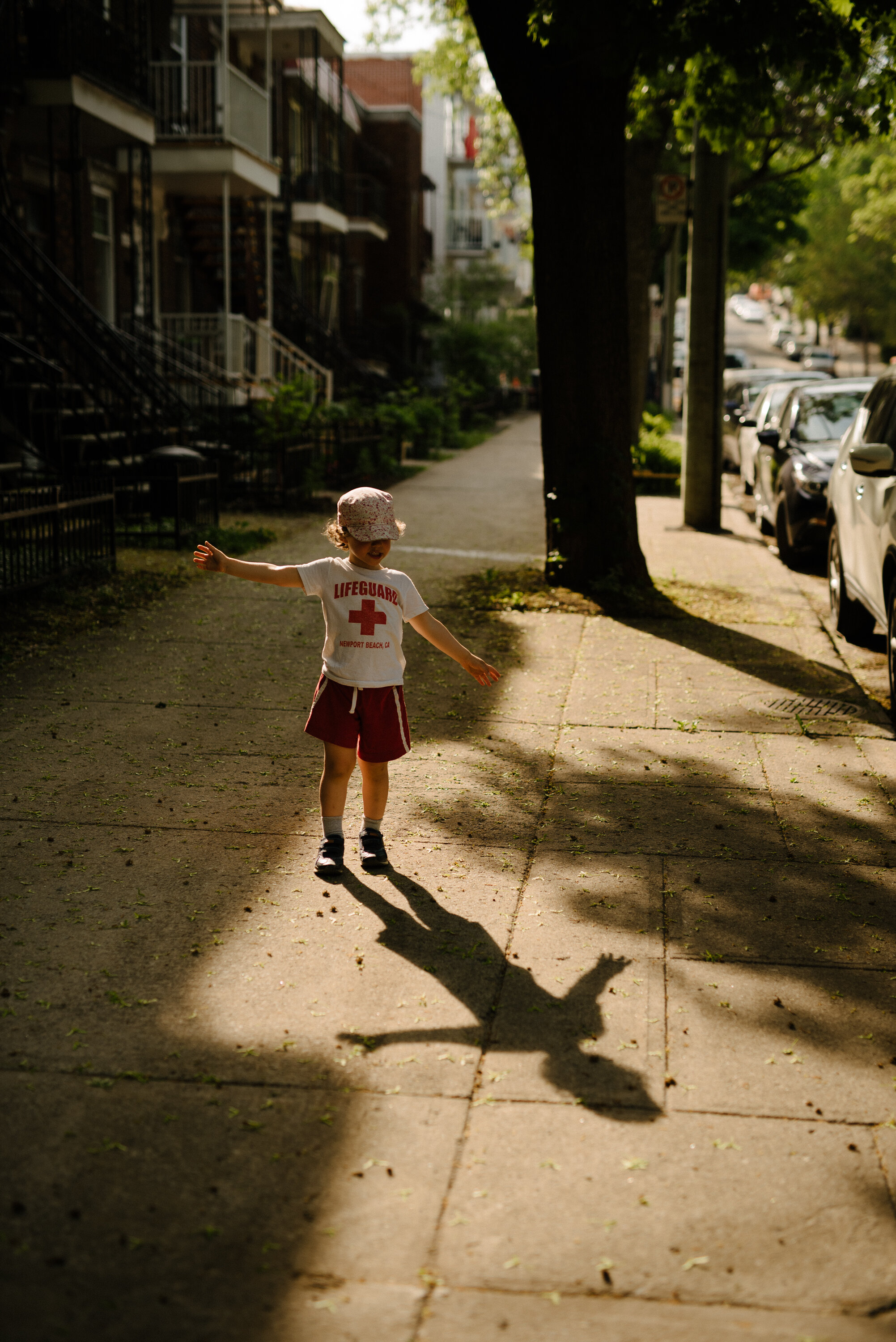 20200527photo-enfant-ombre-trottoir-photographe-de-famille-lifestyle-documentaire-a-montreal-006.jpg