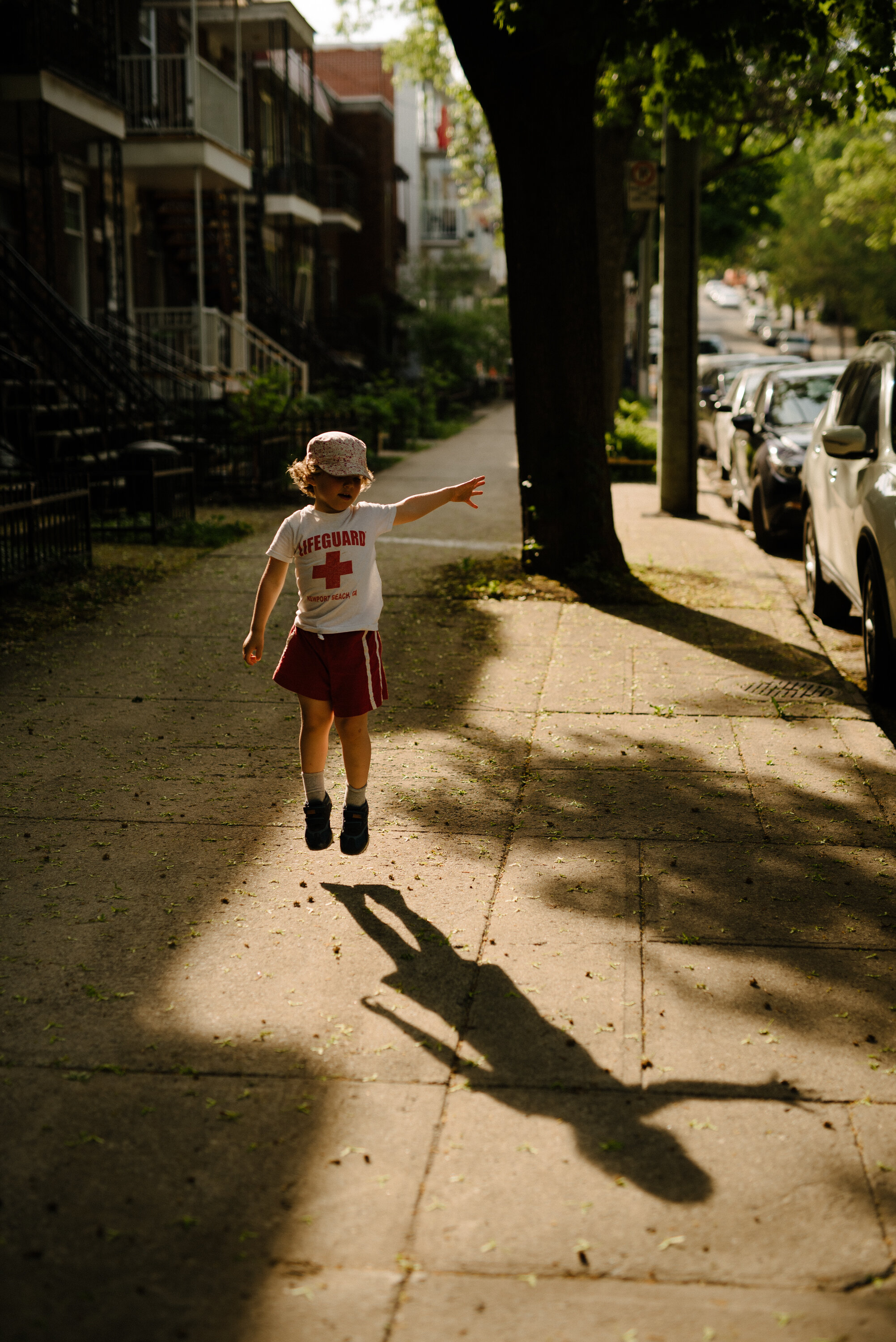 20200527photo-enfant-ombre-trottoir-photographe-de-famille-lifestyle-documentaire-a-montreal-007.jpg