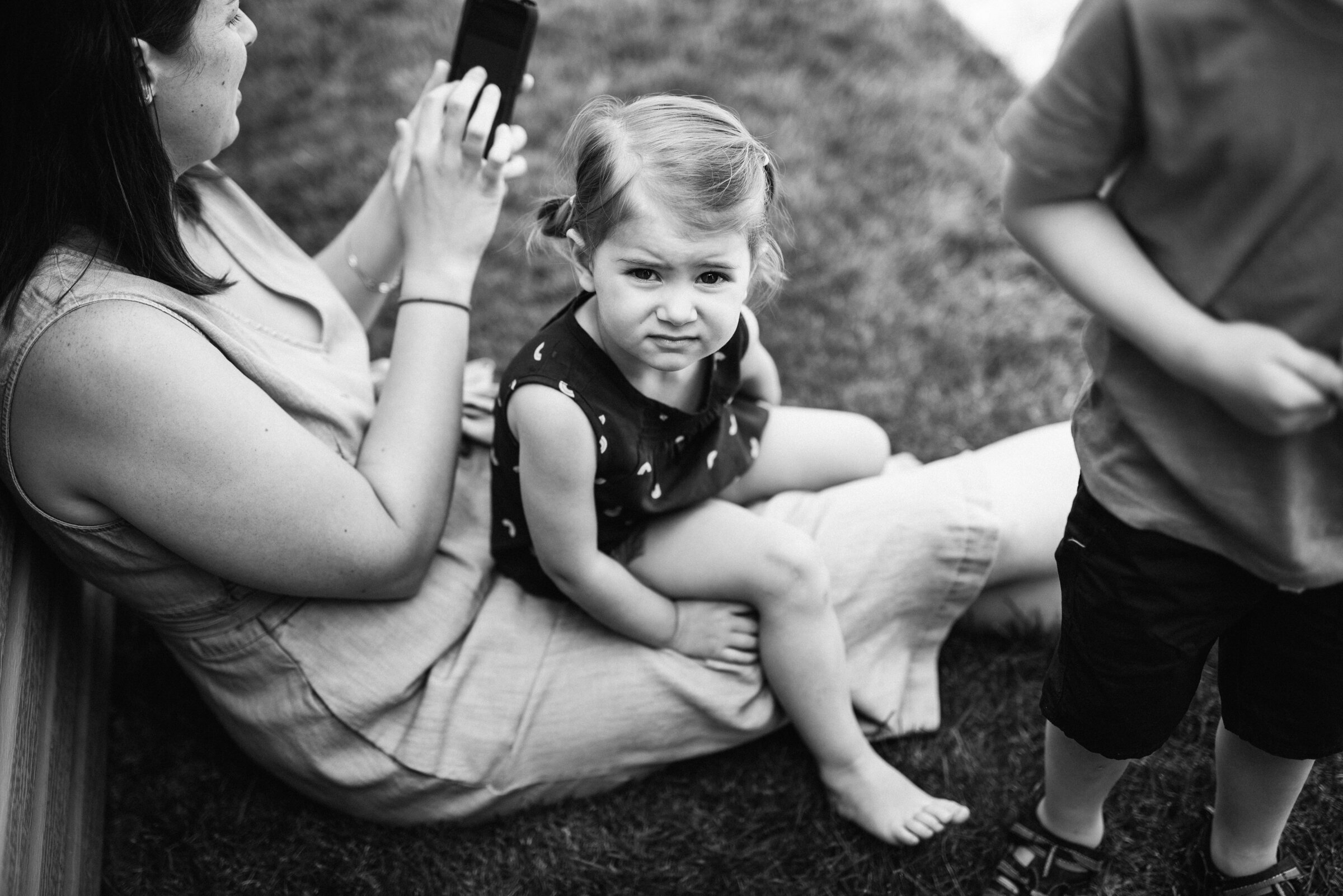 013-photo-famille-elargie-documentaire-enfants-jouent-dehors-avec-maman-0913.jpg