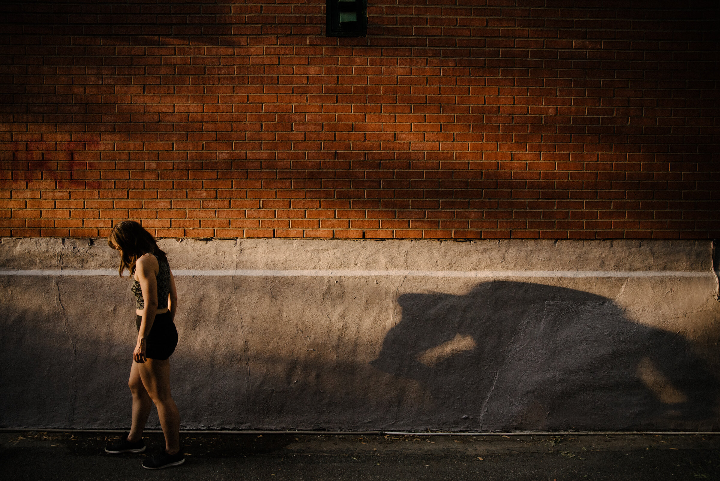 018_photo-danse-ruelle-mur-de-brique-ombre-rosemont-seance-creative-photographe-lifestyle-de-famille-a-montreal-marianne-charland-231.jpg