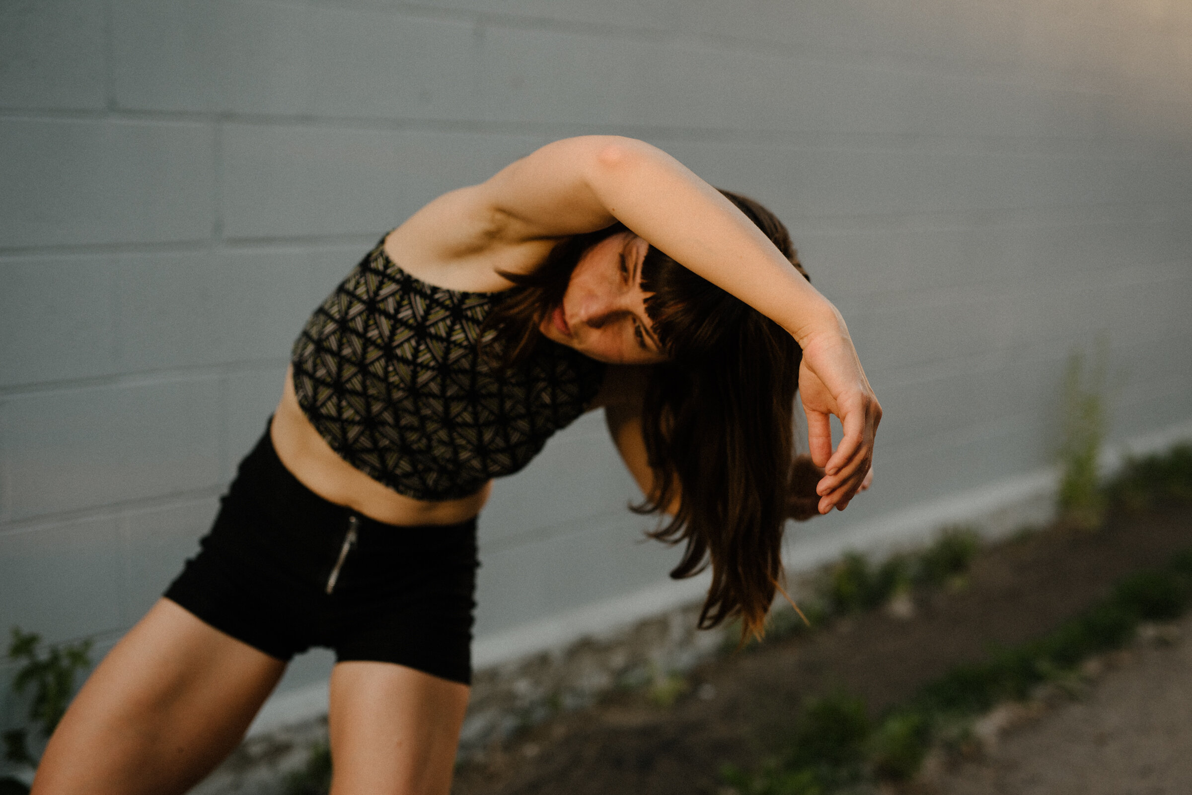 033_photo-danse-ruelle-garage-blanc-rosemont-seance-creative-photographe-lifestyle-de-famille-a-montreal-marianne-charland-347.jpg