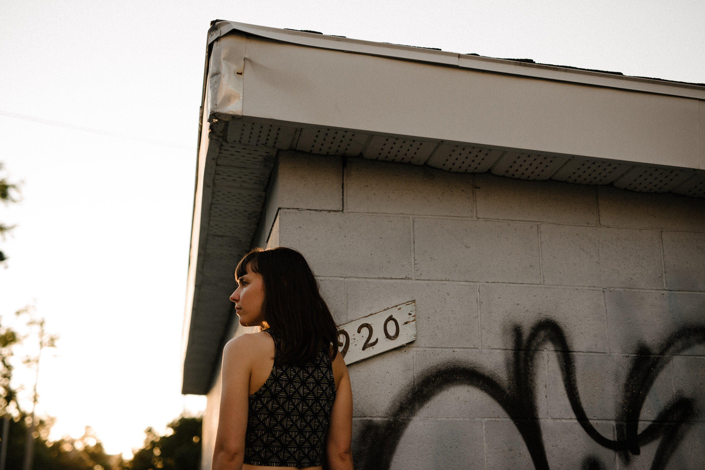 040_photo-danse-ruelle-garage-blanc-rosemont-seance-creative-photographe-lifestyle-de-famille-a-montreal-marianne-charland-387.jpg