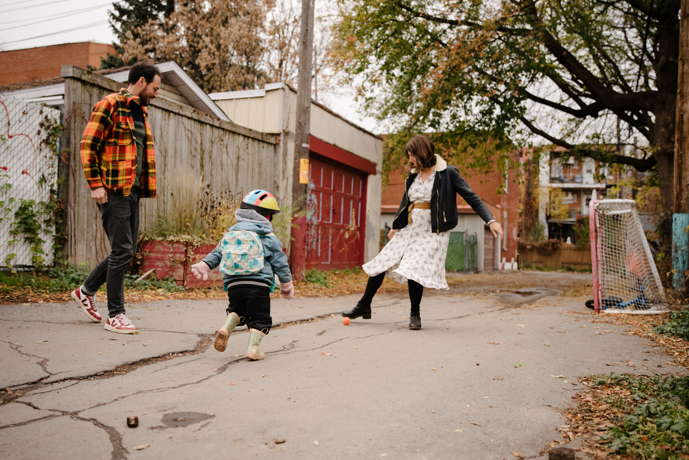 seance_lifestyle-famille-maternite-a-montreal-ruelle-hochelaga-photographe-de-famille-automne-photos-naturelles-040.jpg