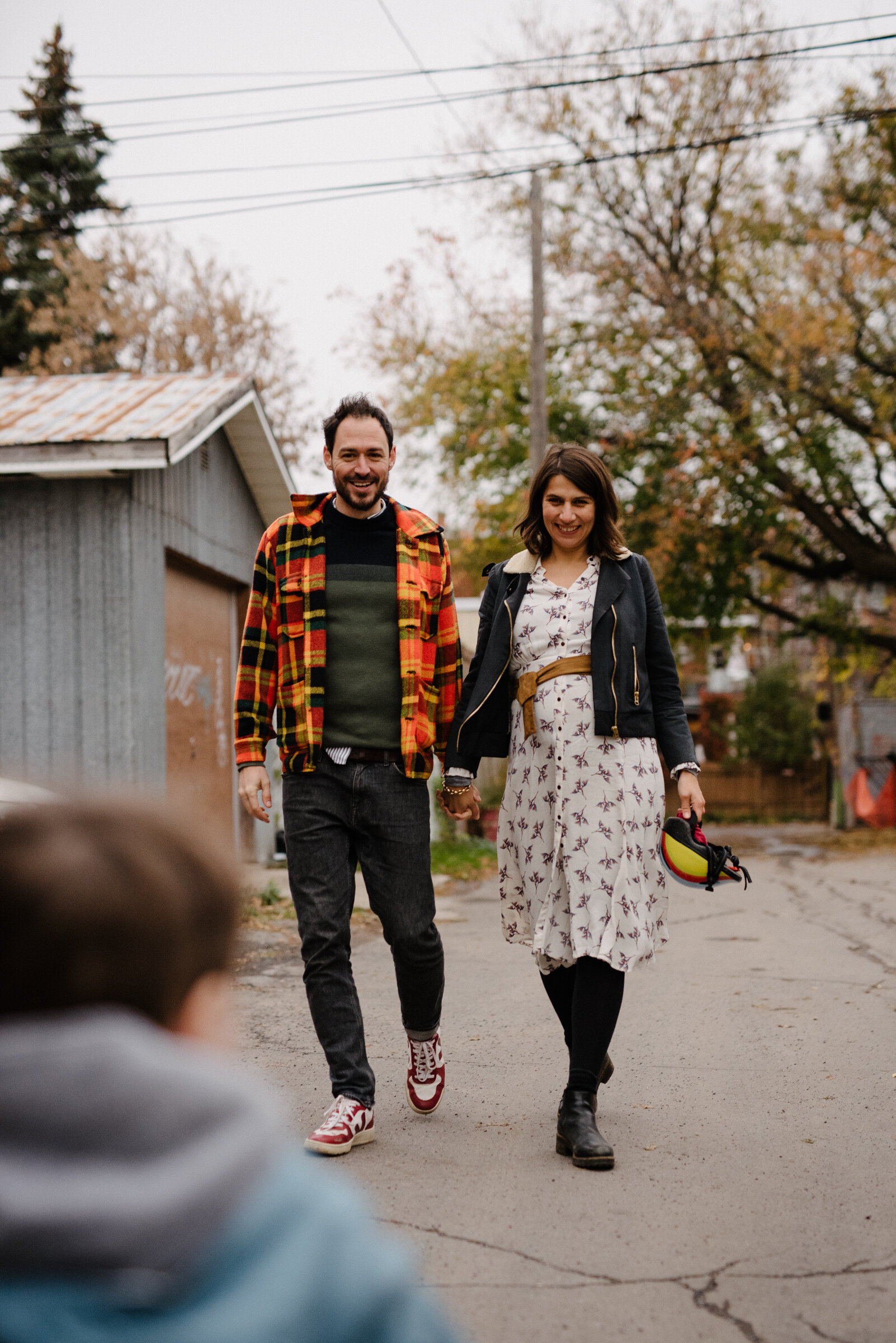 seance_lifestyle-famille-maternite-a-montreal-ruelle-hochelaga-photographe-de-famille-automne-photos-naturelles-315.jpg