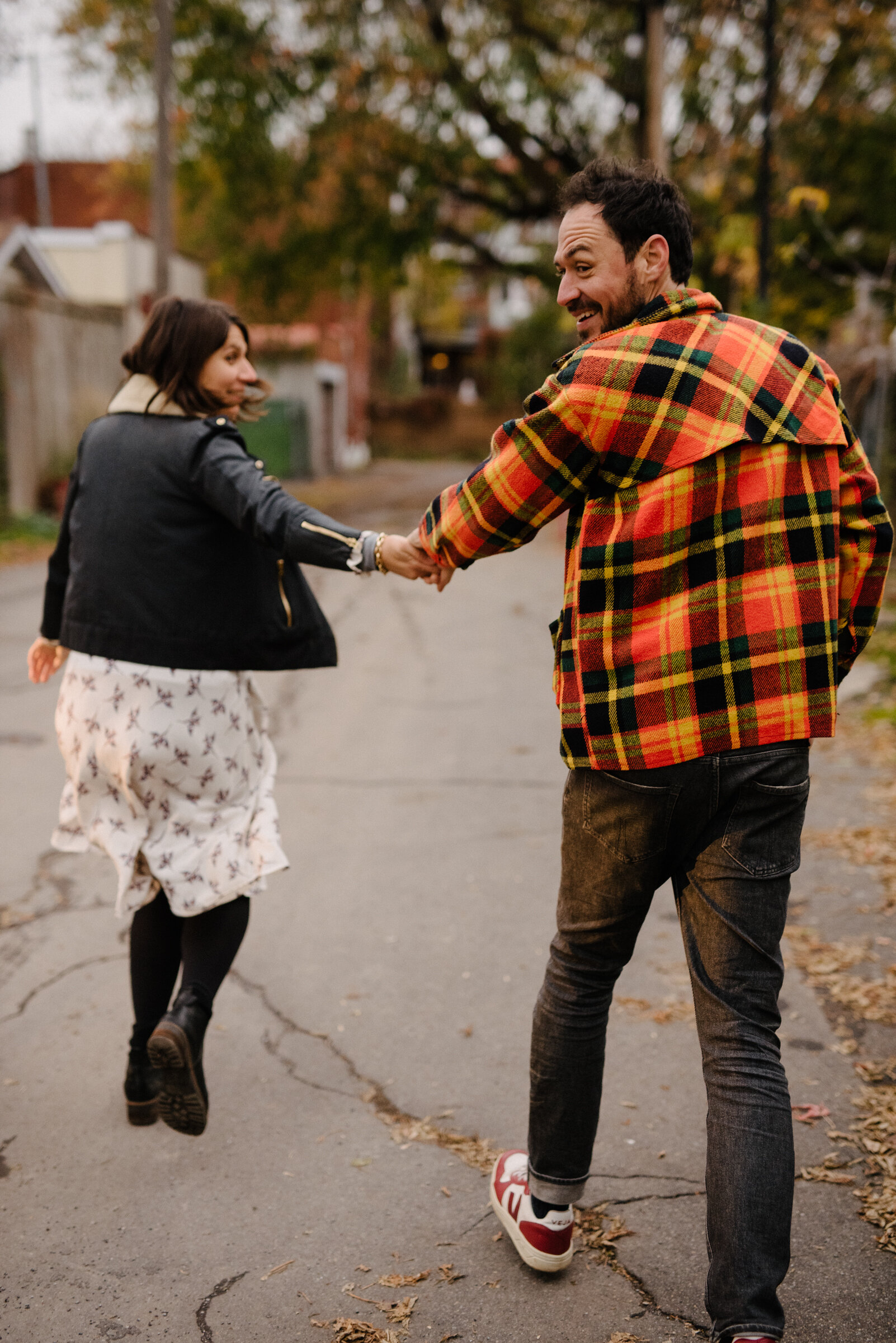 seance_lifestyle-famille-maternite-a-montreal-ruelle-hochelaga-photographe-de-famille-automne-photos-naturelles-320.jpg