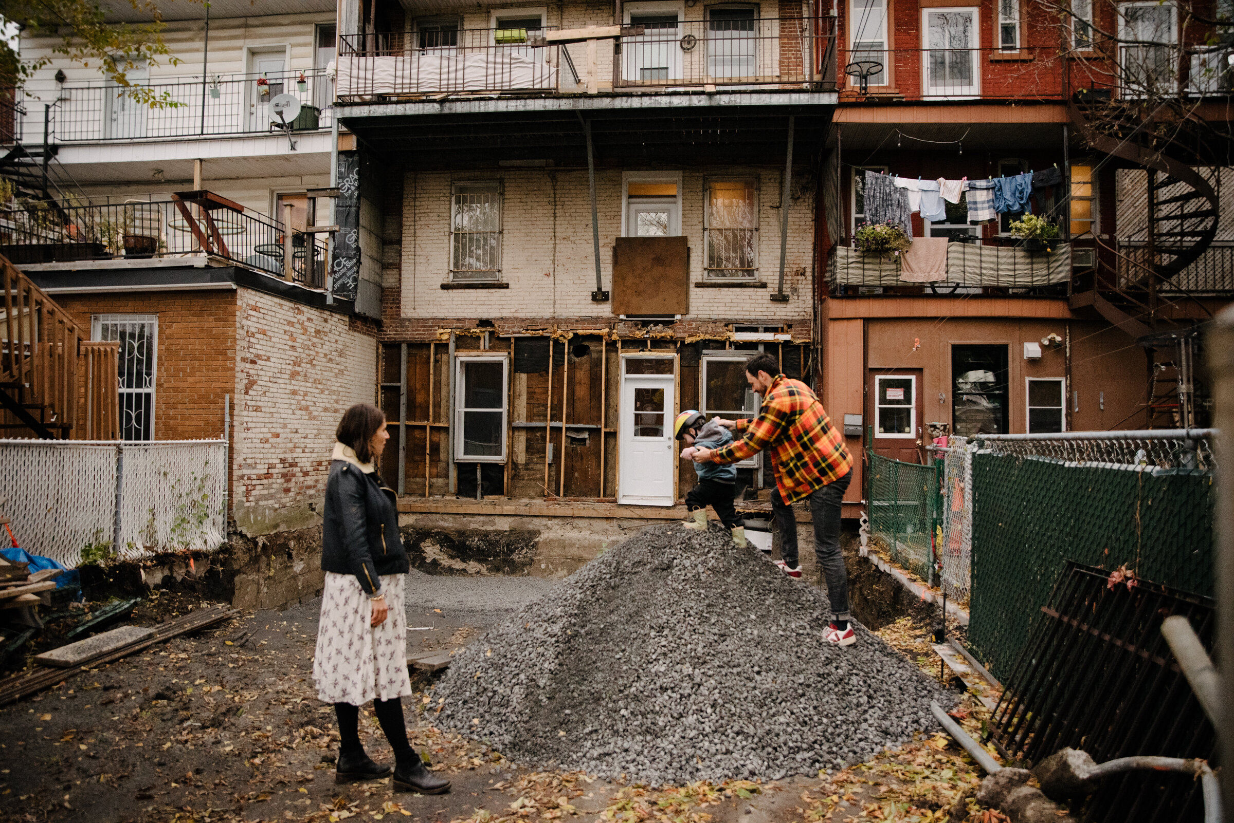 seance_lifestyle-famille-maternite-a-montreal-ruelle-hochelaga-photographe-de-famille-automne-photos-naturelles-403.jpg