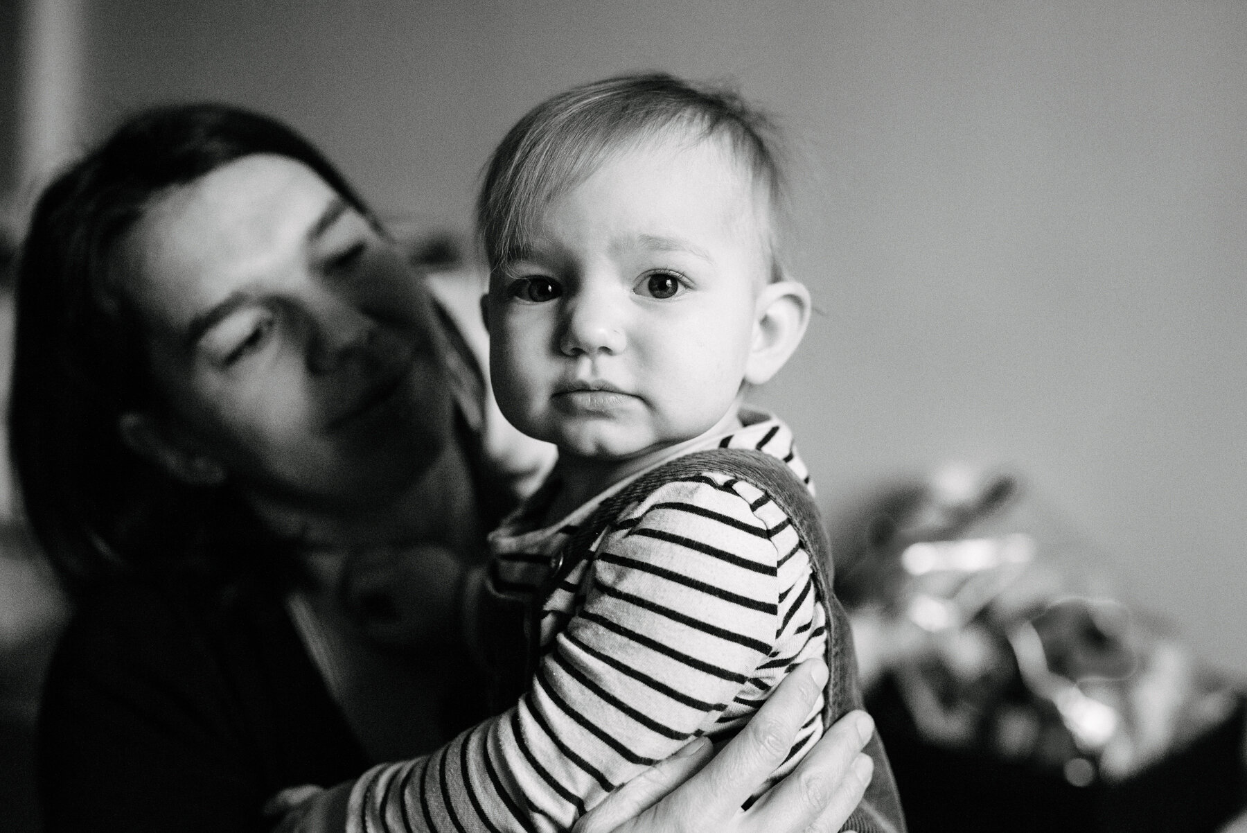 seance-mere-maman-enfant-maternite-allaitement-a-domicile-appartement-montrealais-intimite-photographe-famille-documentaire-a-montreal-marianne-charland-004-2.jpg