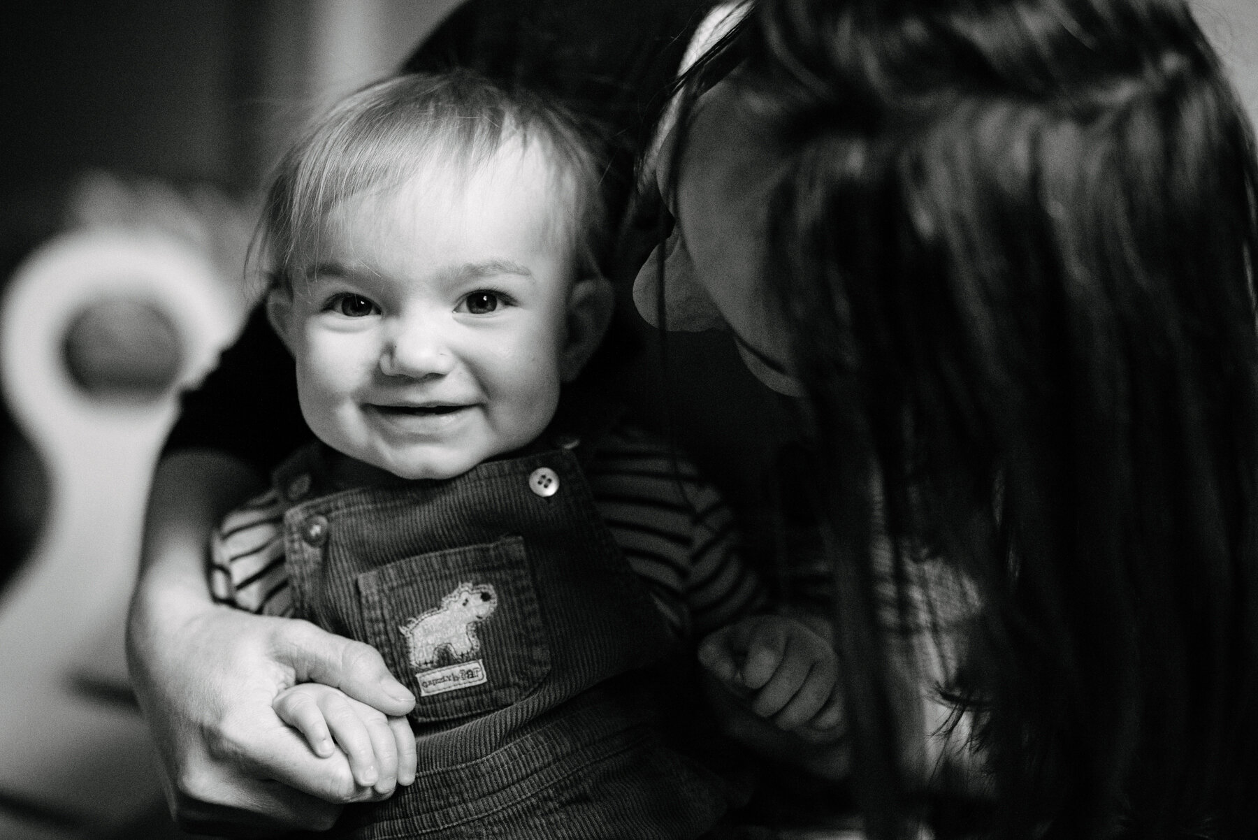 seance-mere-maman-enfant-maternite-allaitement-a-domicile-appartement-montrealais-intimite-photographe-famille-documentaire-a-montreal-marianne-charland-023.jpg