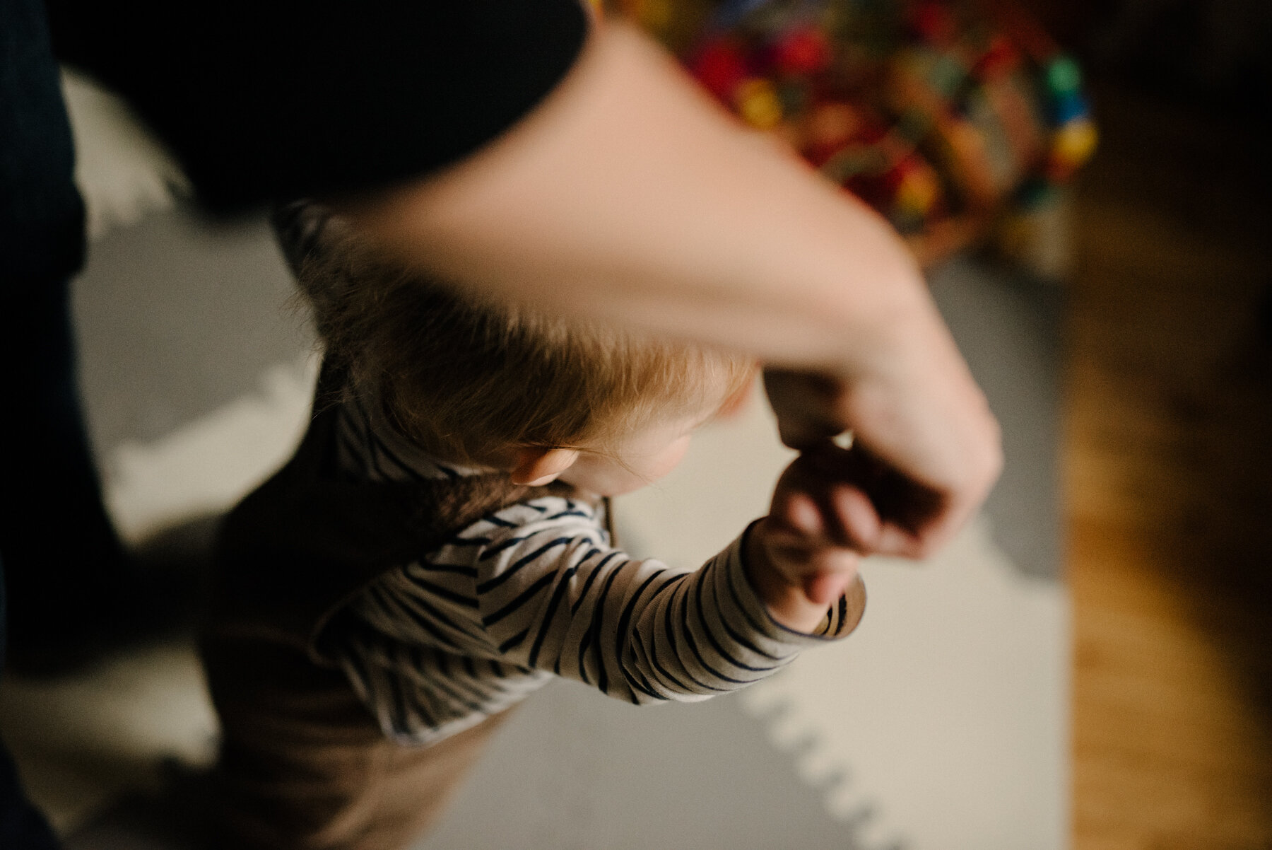 seance-mere-maman-enfant-maternite-allaitement-a-domicile-appartement-montrealais-intimite-photographe-famille-documentaire-a-montreal-marianne-charland-028.jpg