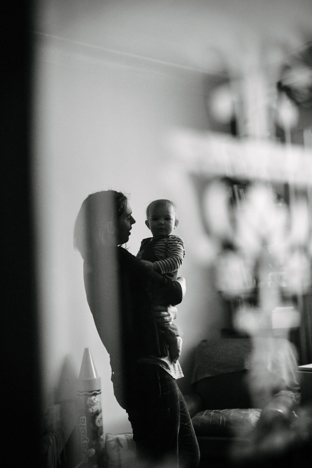 seance-mere-maman-enfant-maternite-allaitement-a-domicile-appartement-montrealais-intimite-photographe-famille-documentaire-a-montreal-marianne-charland-035.jpg