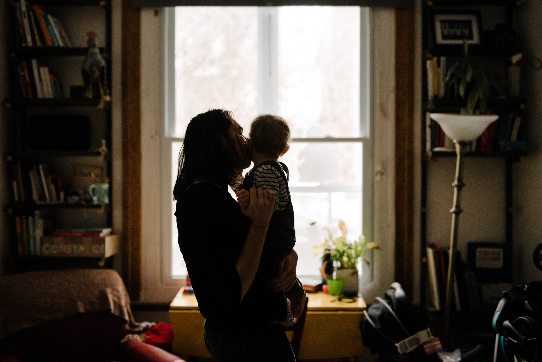 seance-mere-maman-enfant-maternite-allaitement-a-domicile-appartement-montrealais-intimite-photographe-famille-documentaire-a-montreal-marianne-charland-042.jpg